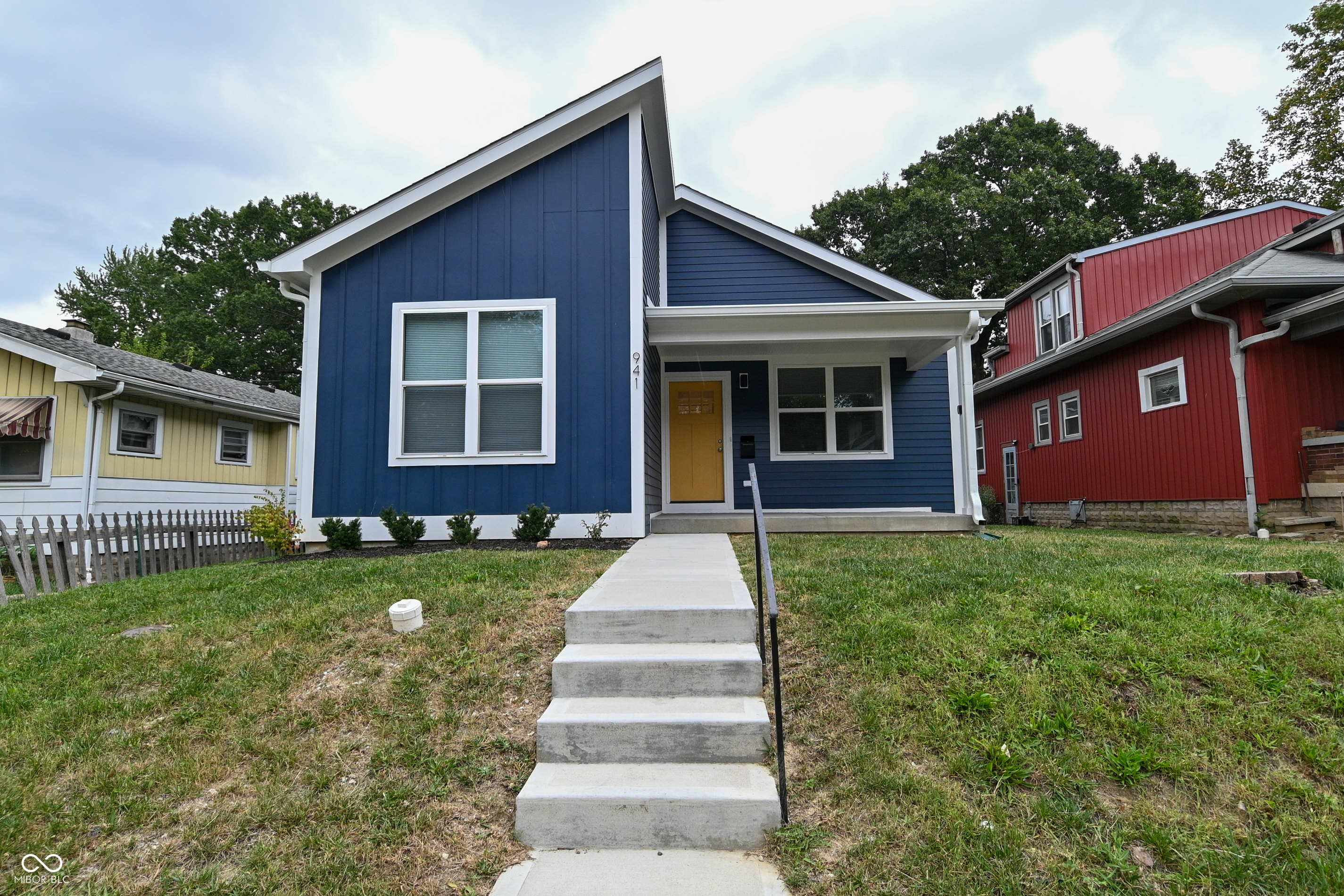 941 N Bradley Avenue Property Photo 1