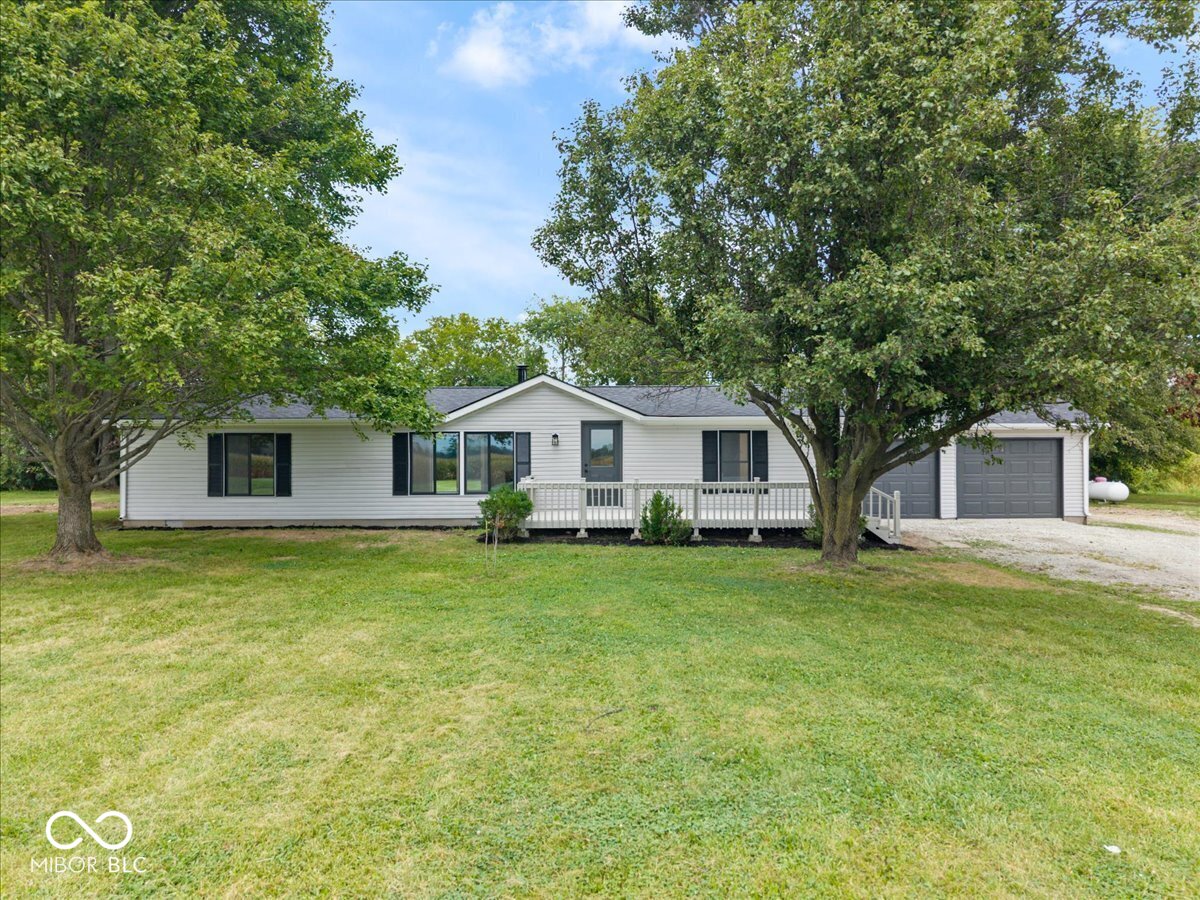 6402 S 1000 Property Photo 1