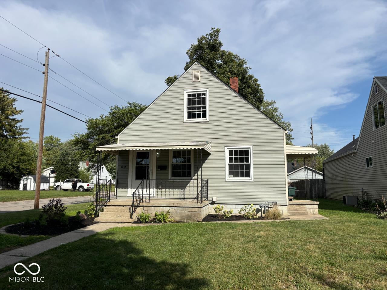 2202 S Pershing Drive Property Photo 1