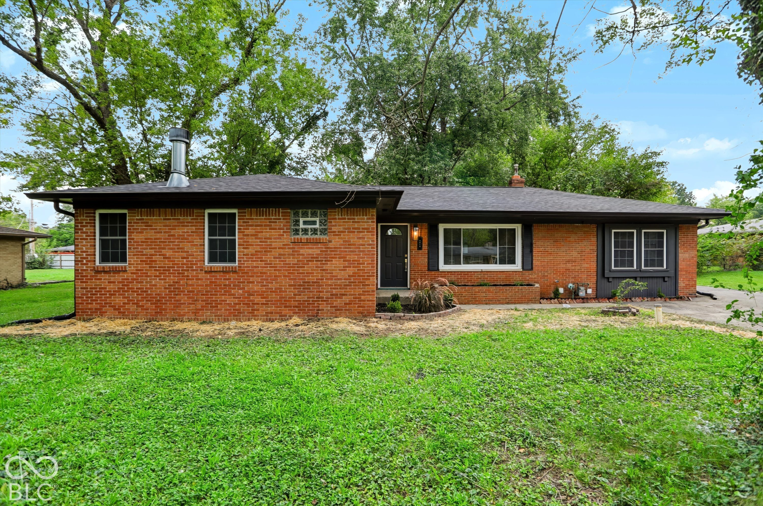 5819 N Victoria Drive Property Photo 1