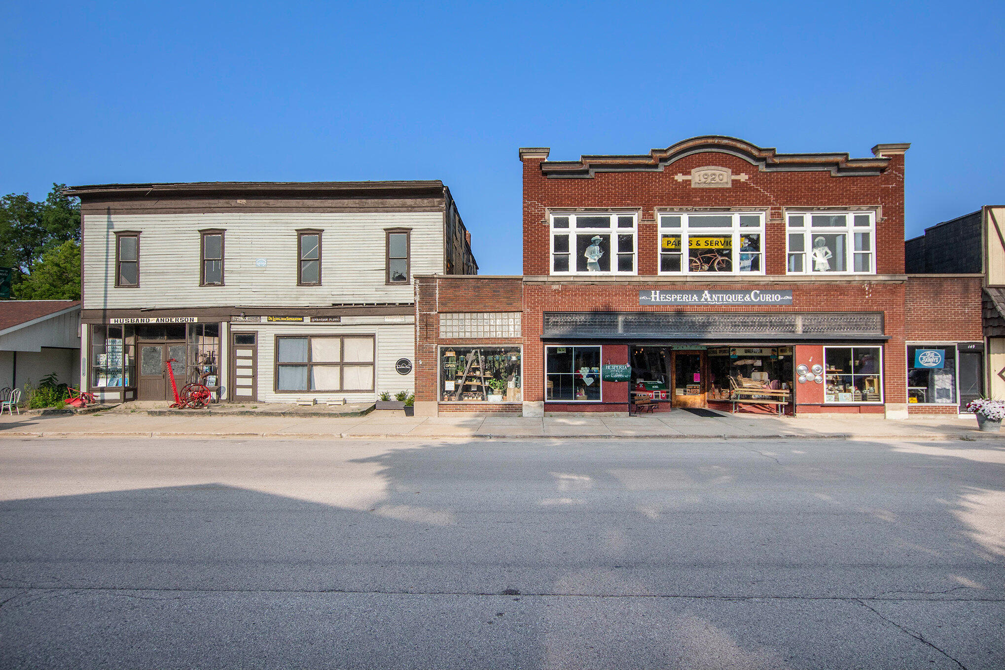 147 N Division Avenue Property Photo 1