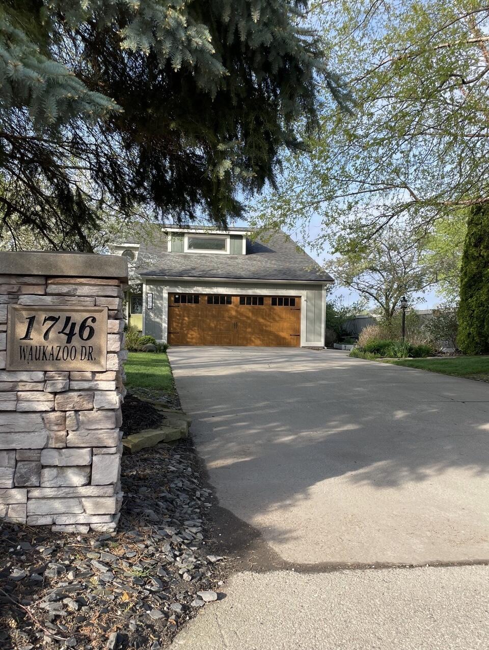 1746 Waukazoo Drive Property Photo