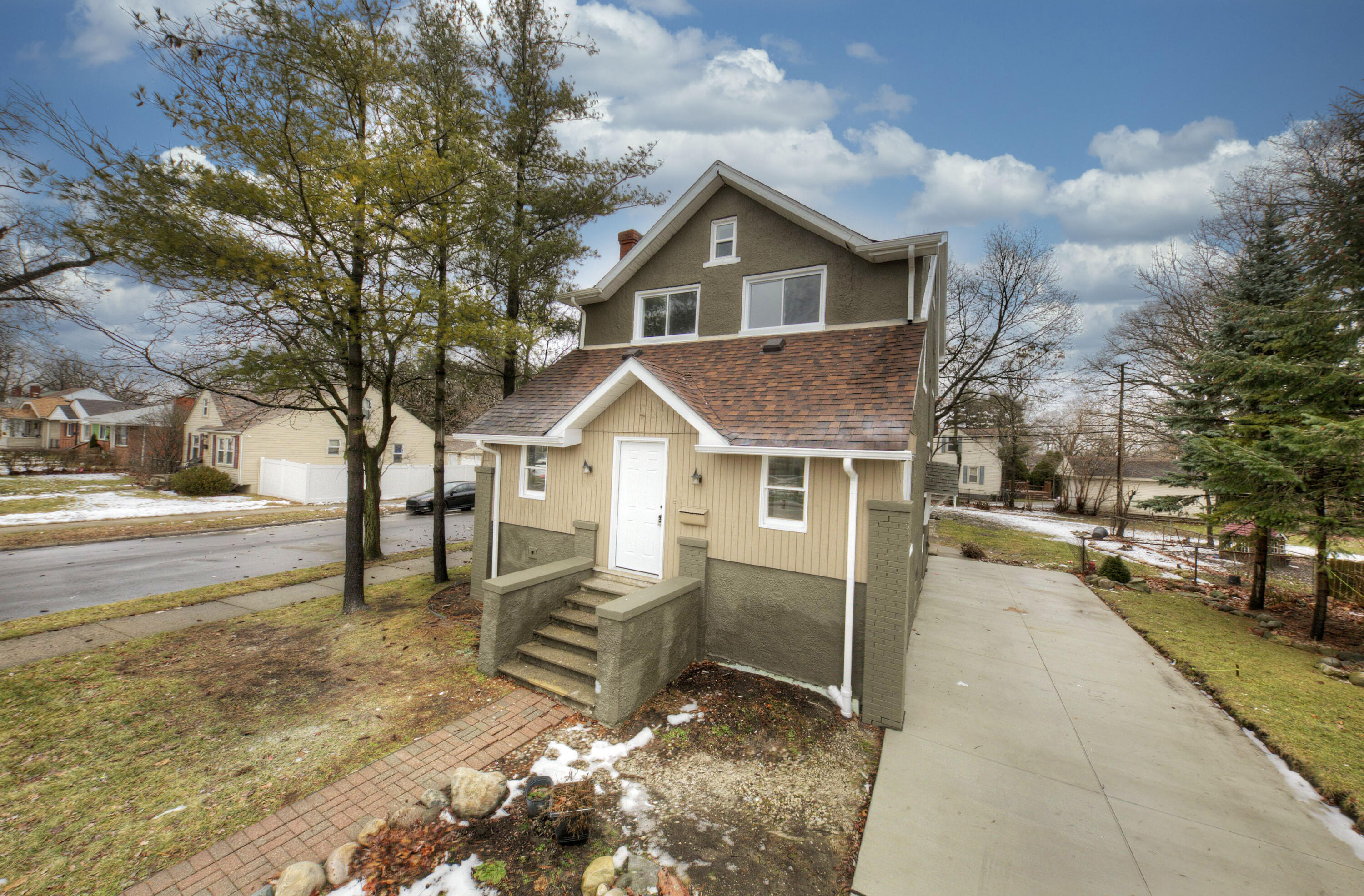 768 Pinecrest Drive Property Photo 2