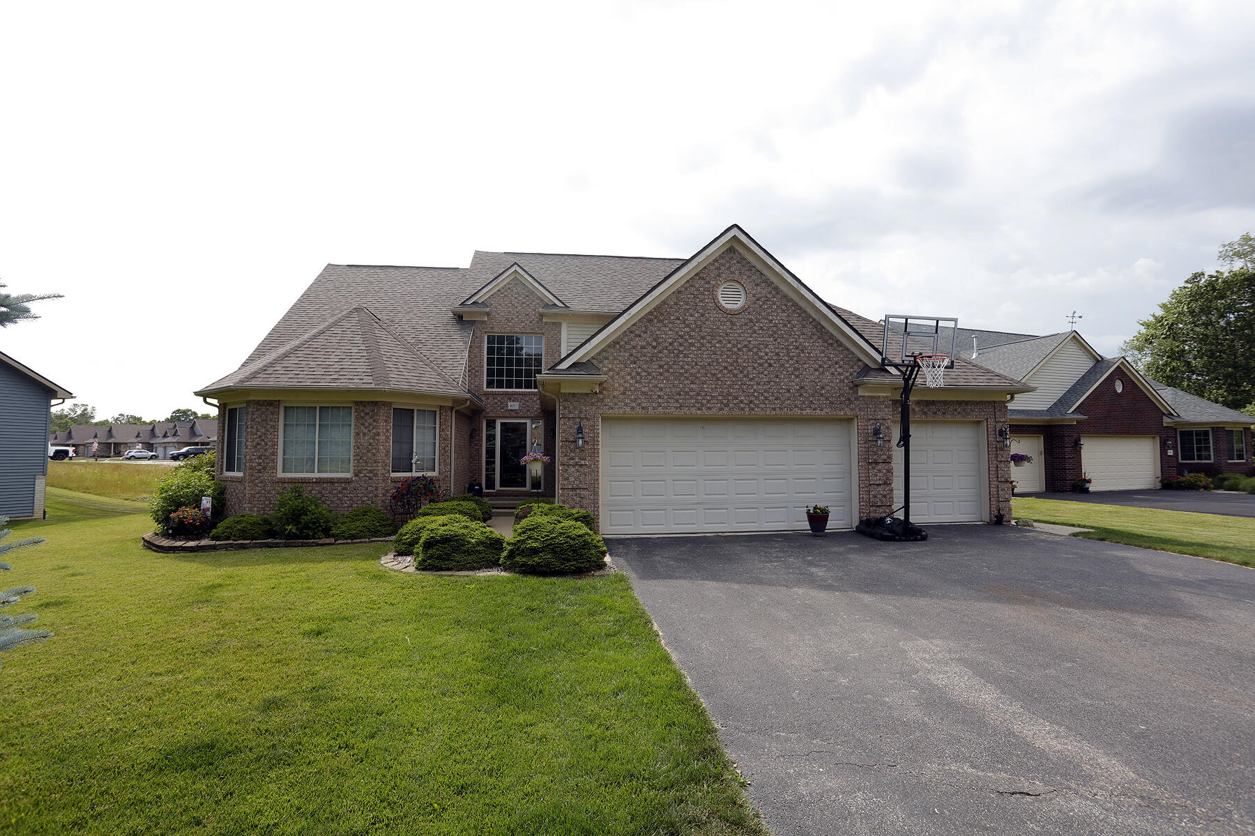 807 War Bonnet Drive Property Photo 4