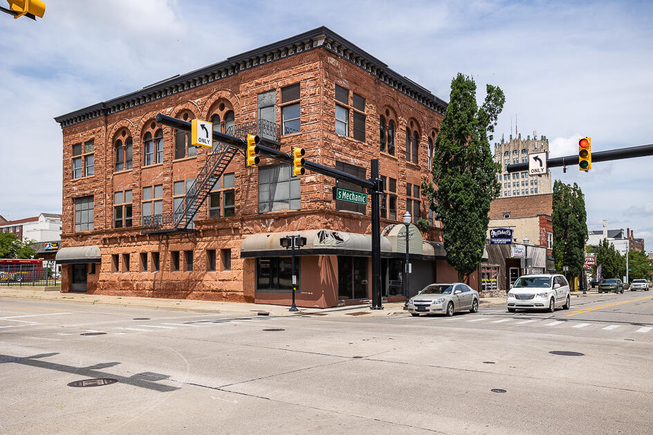100 W Washington Avenue Property Photo 2