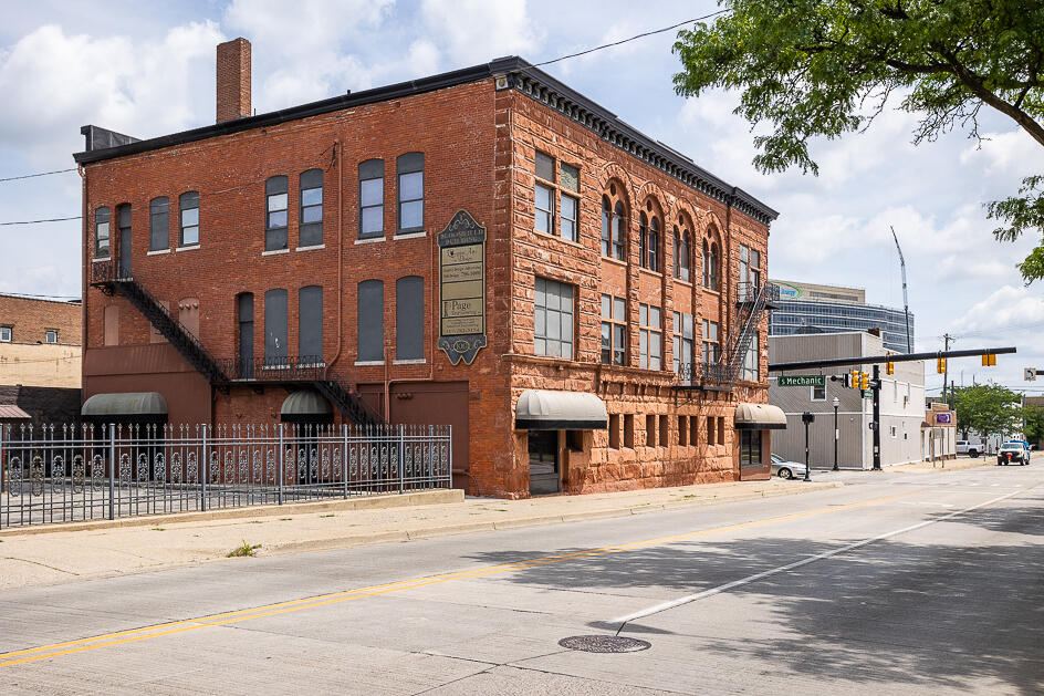 100 W Washington Avenue Property Photo 7