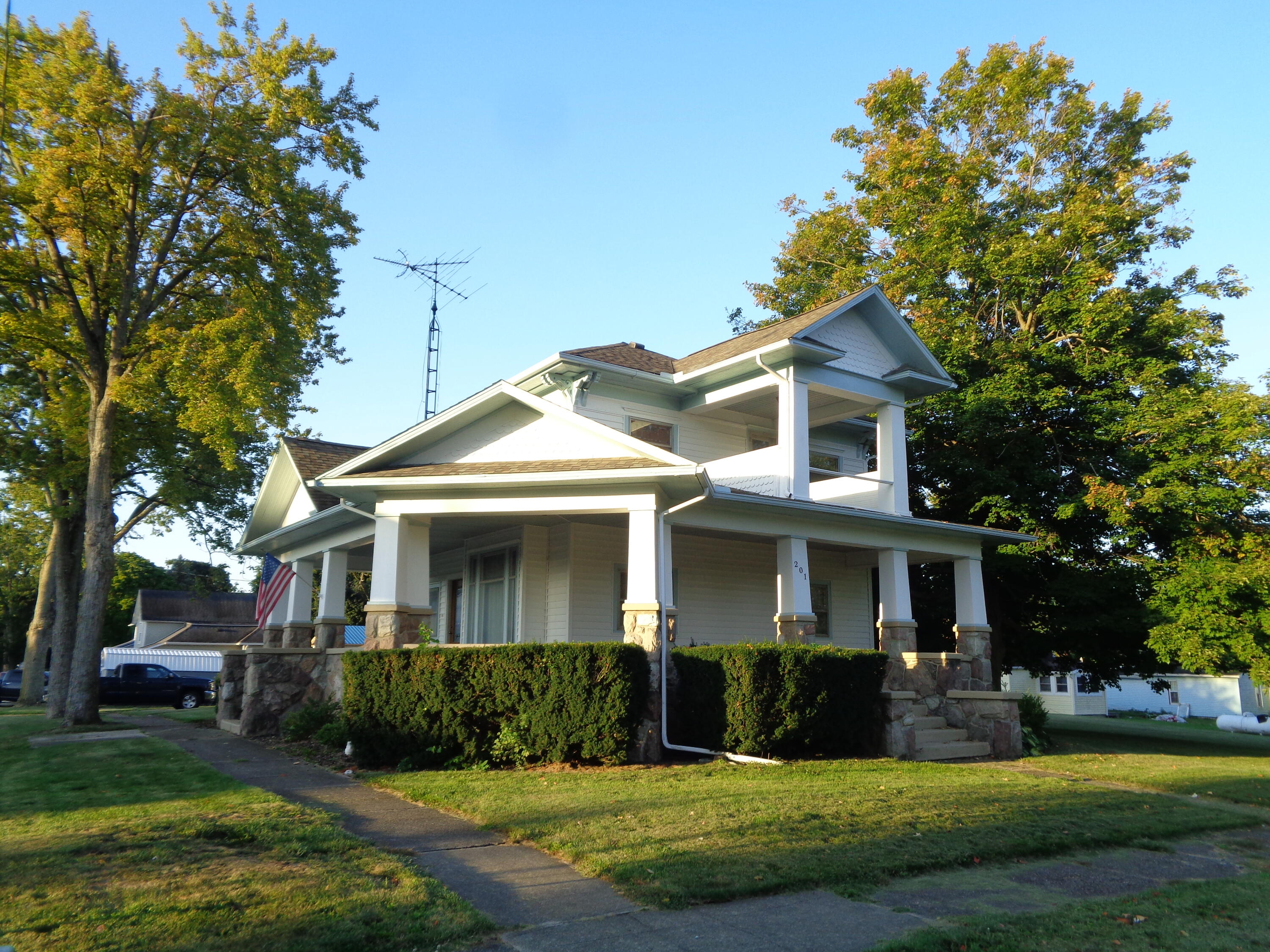 201 W Center Street Property Photo