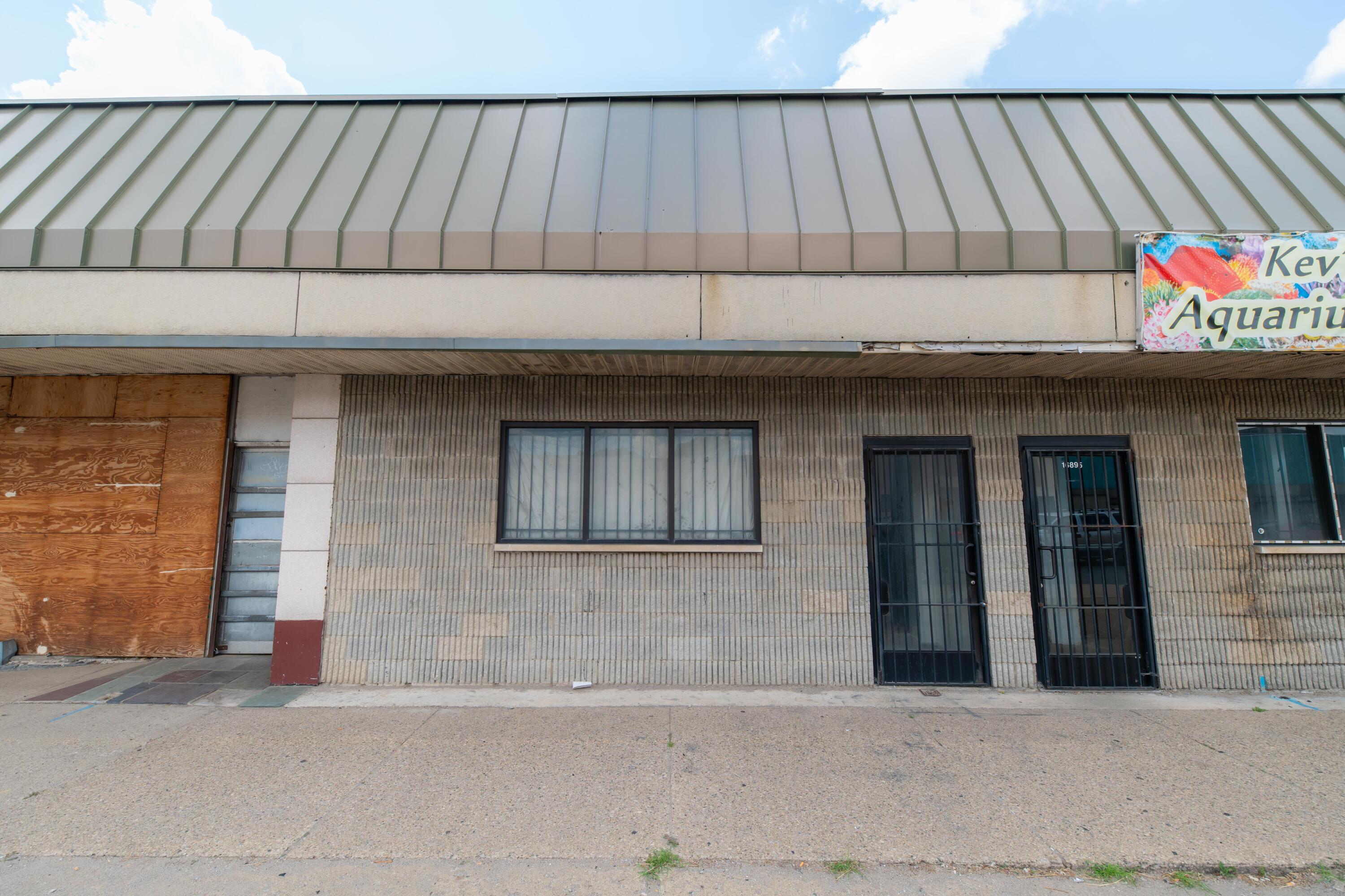 16895 Schaefer Highway Property Photo 3