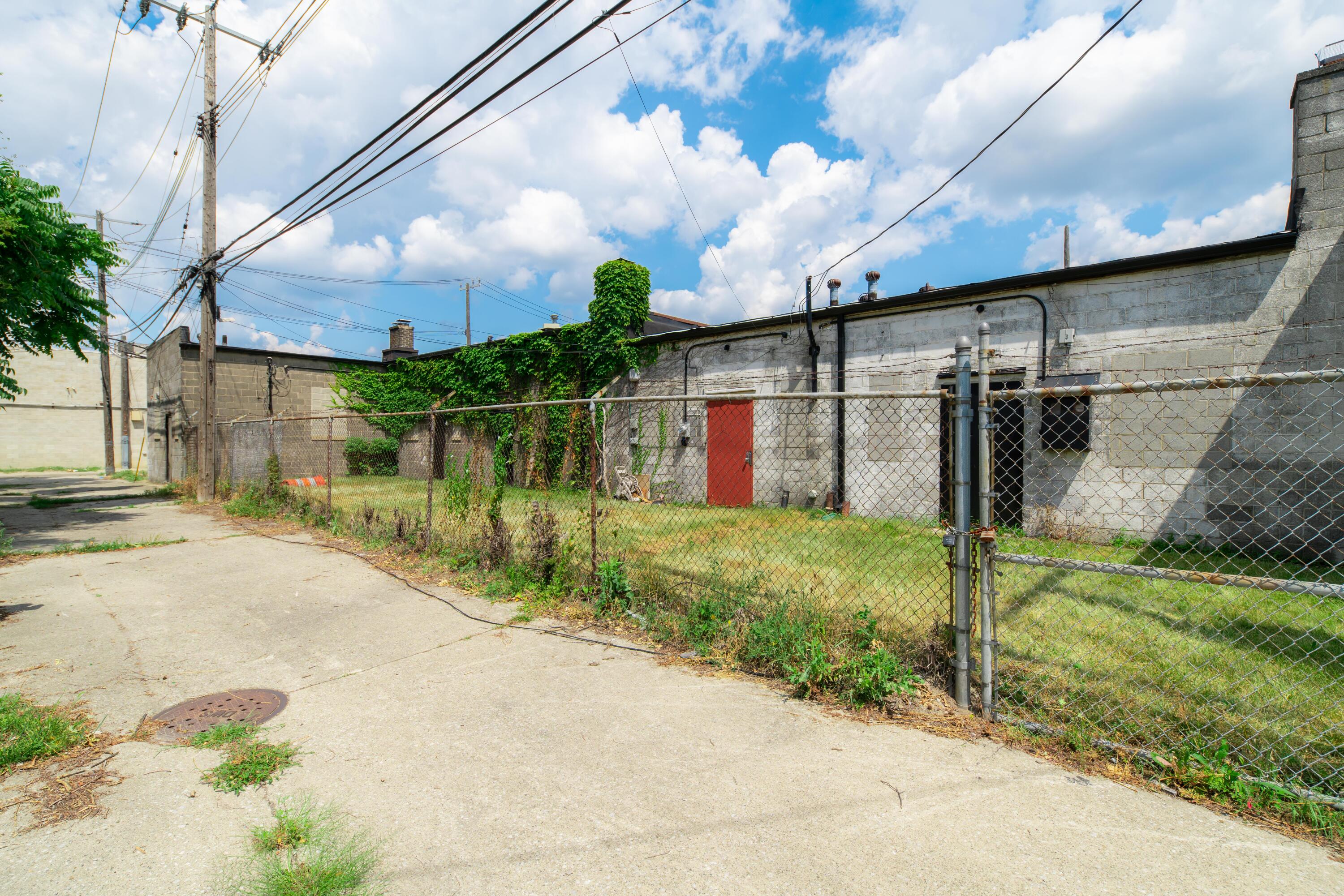 16895 Schaefer Highway Property Photo 4