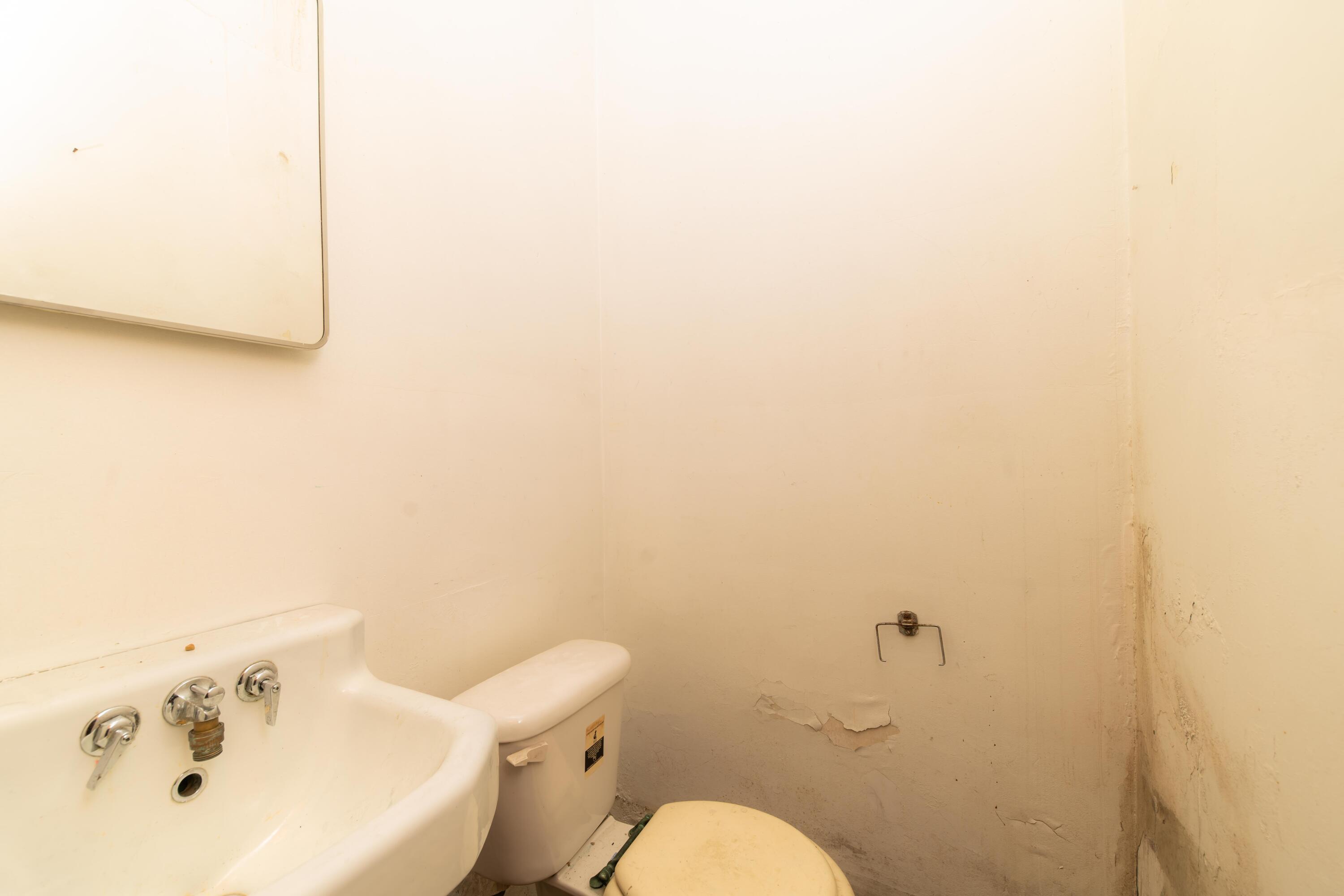 16895 Schaefer Highway Property Photo 8
