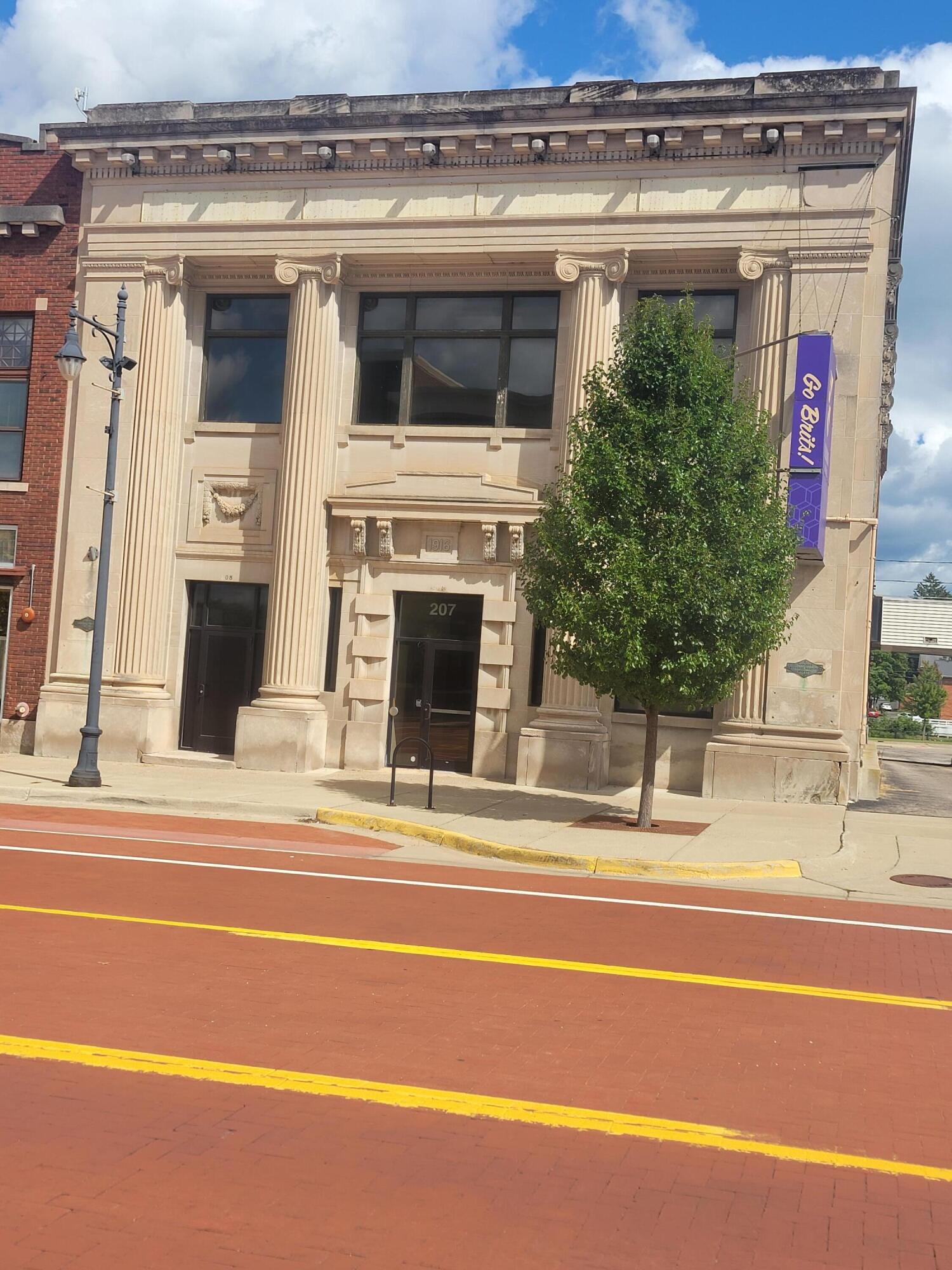 207 S Superior Street Property Photo