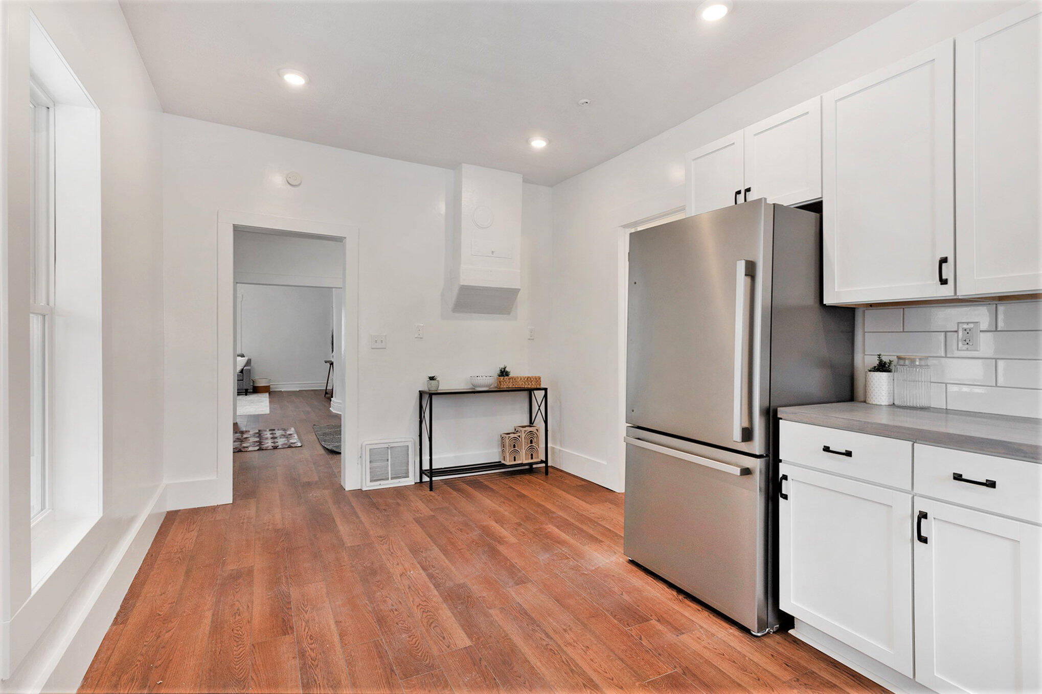 180 W Lincoln Street Property Photo 5