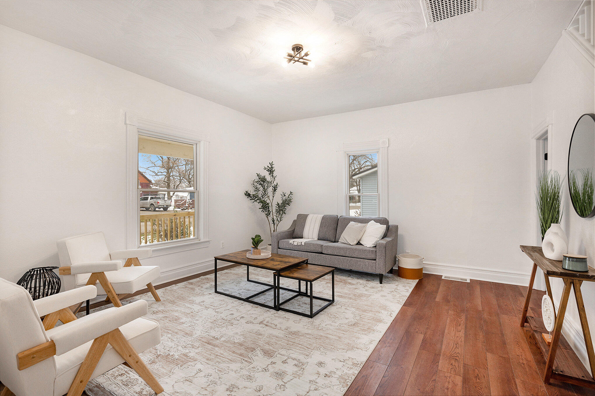 180 W Lincoln Street Property Photo 6