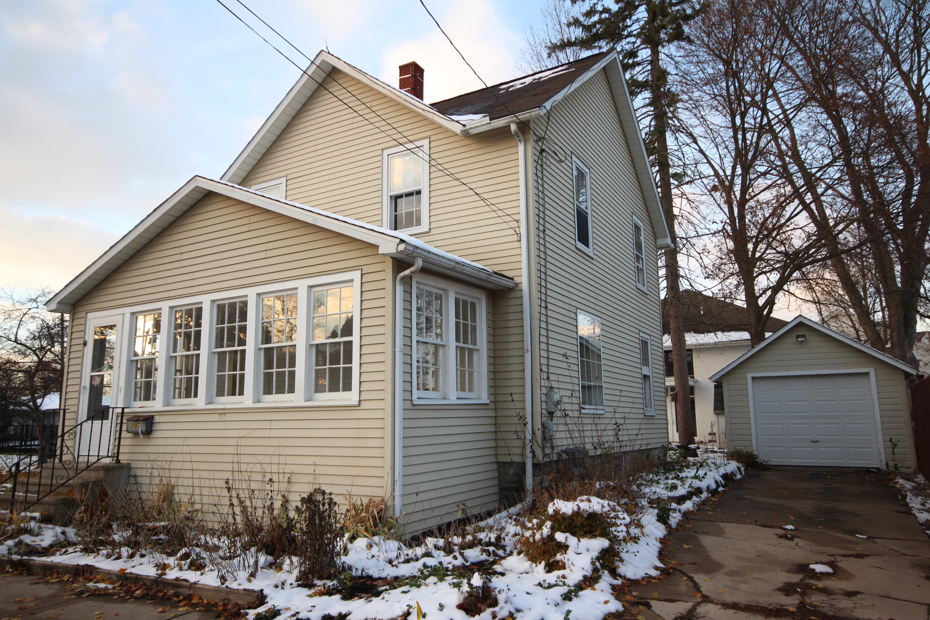 107 E Maple Street Property Photo 1