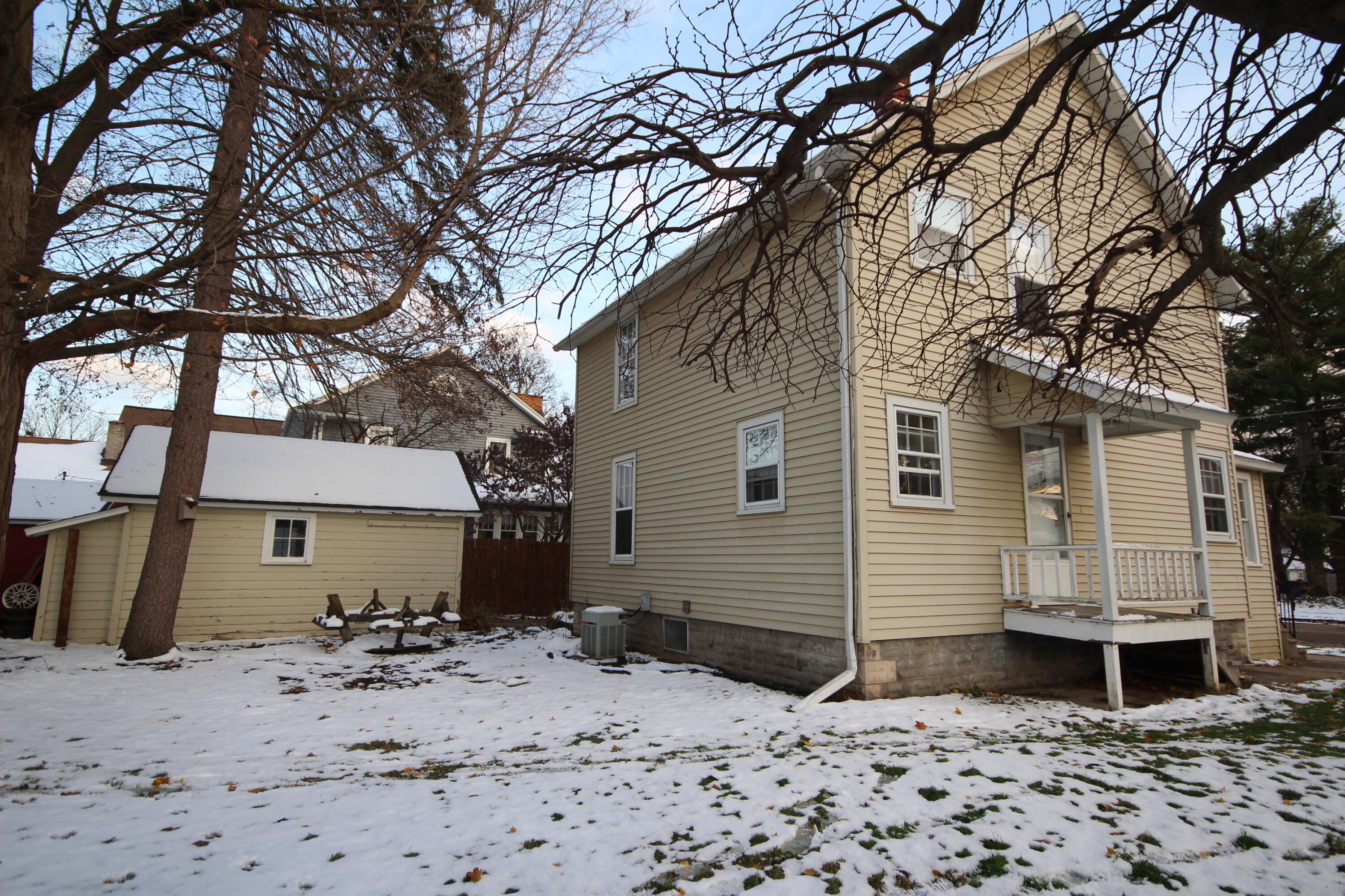 107 E Maple Street Property Photo 3
