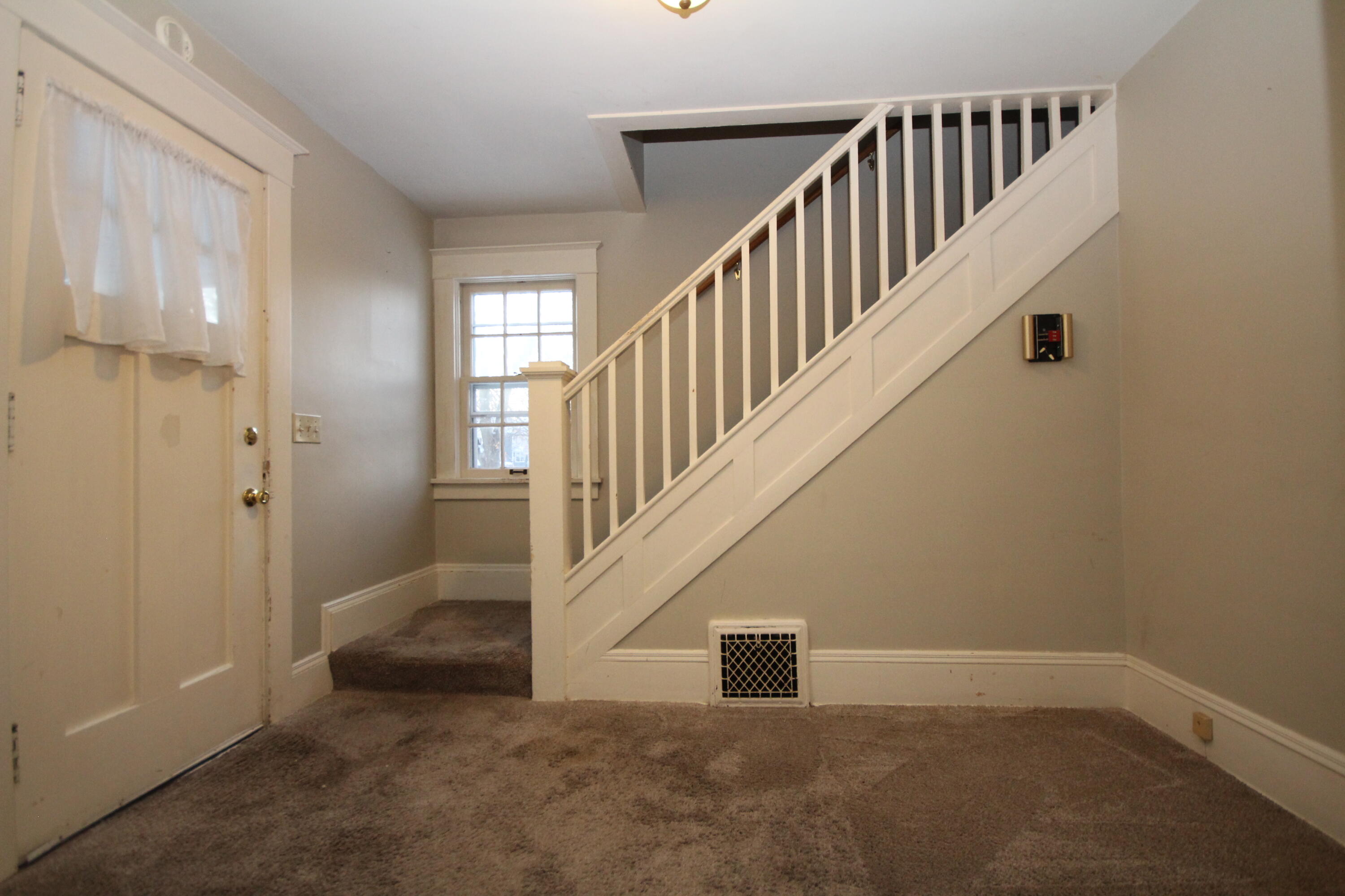 107 E Maple Street Property Photo 4