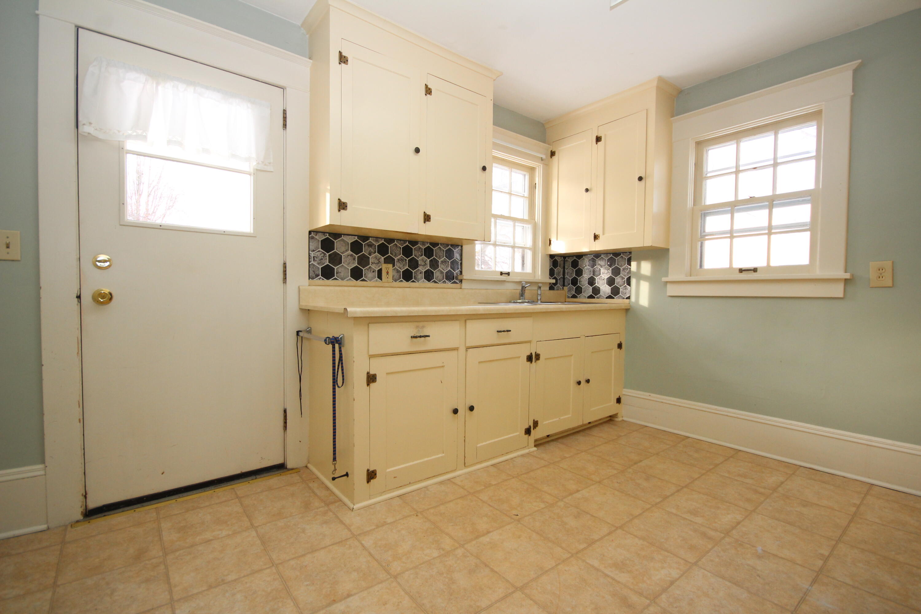 107 E Maple Street Property Photo 7