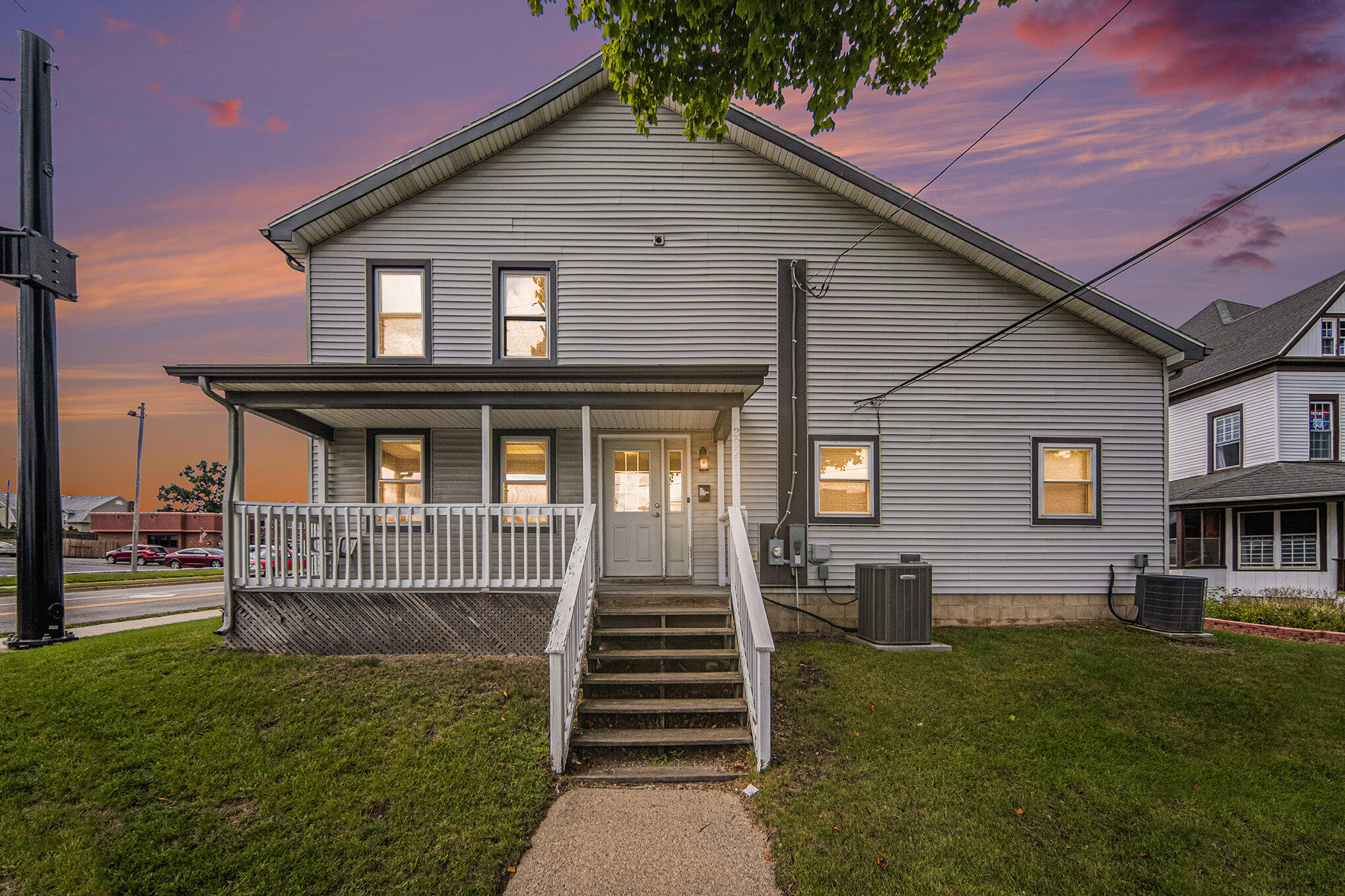 302 N Blackstone Street Property Photo