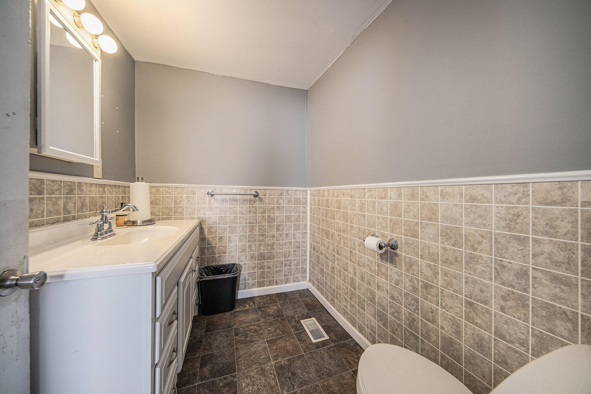 302 N Blackstone Street Property Photo 7