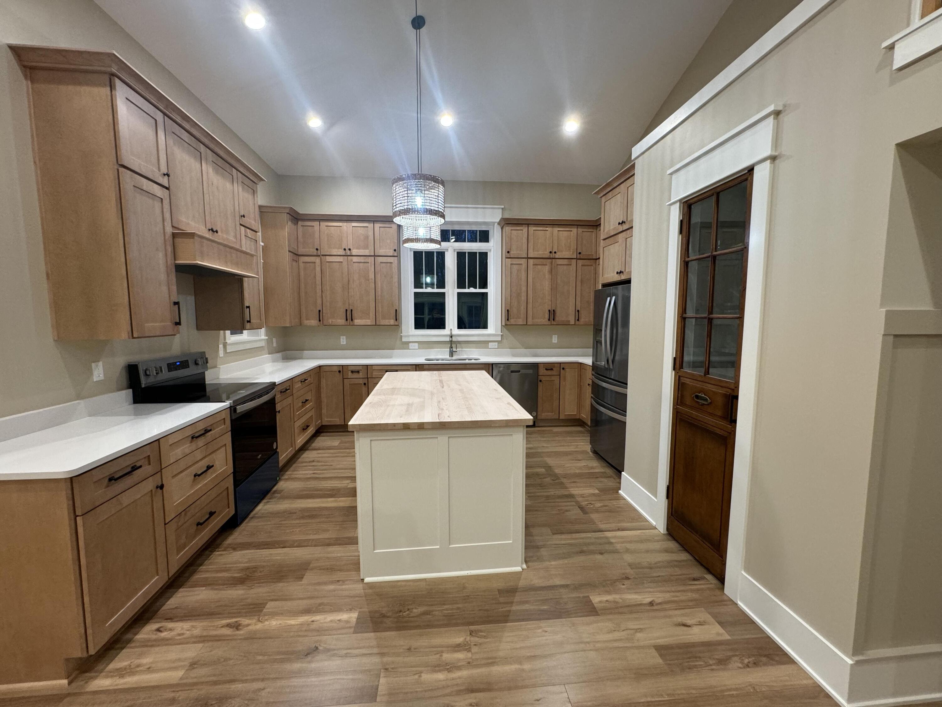 347 Looking Glass Avenue Property Photo 4