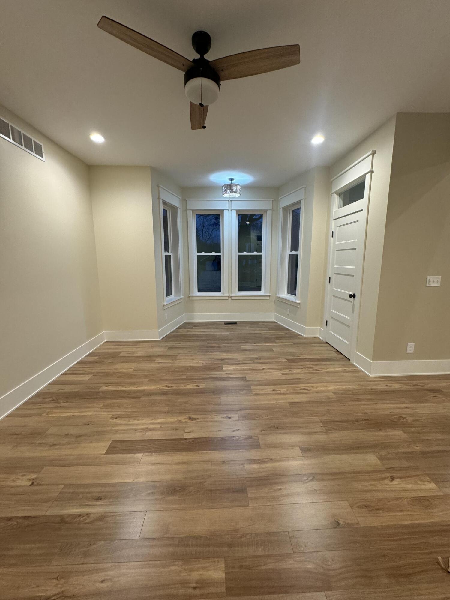 347 Looking Glass Avenue Property Photo 10