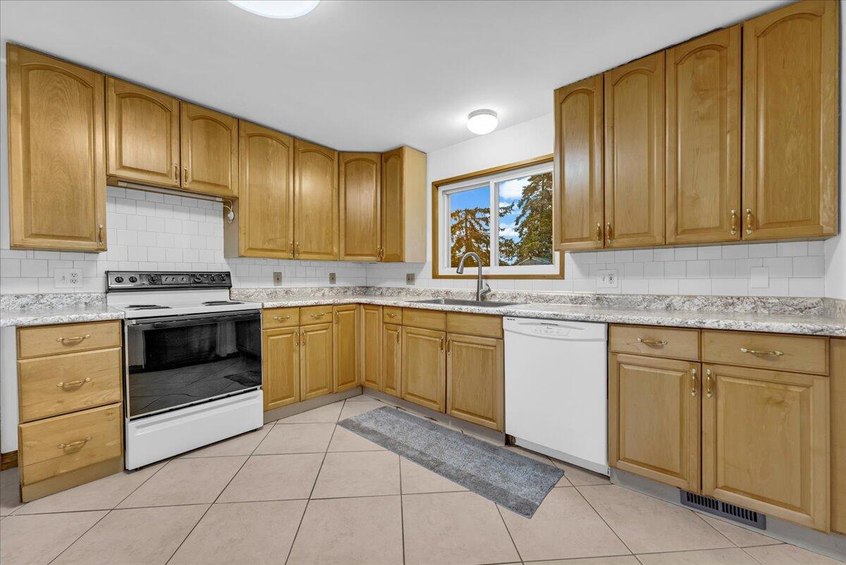 7901 7 Mile Road Property Photo 14