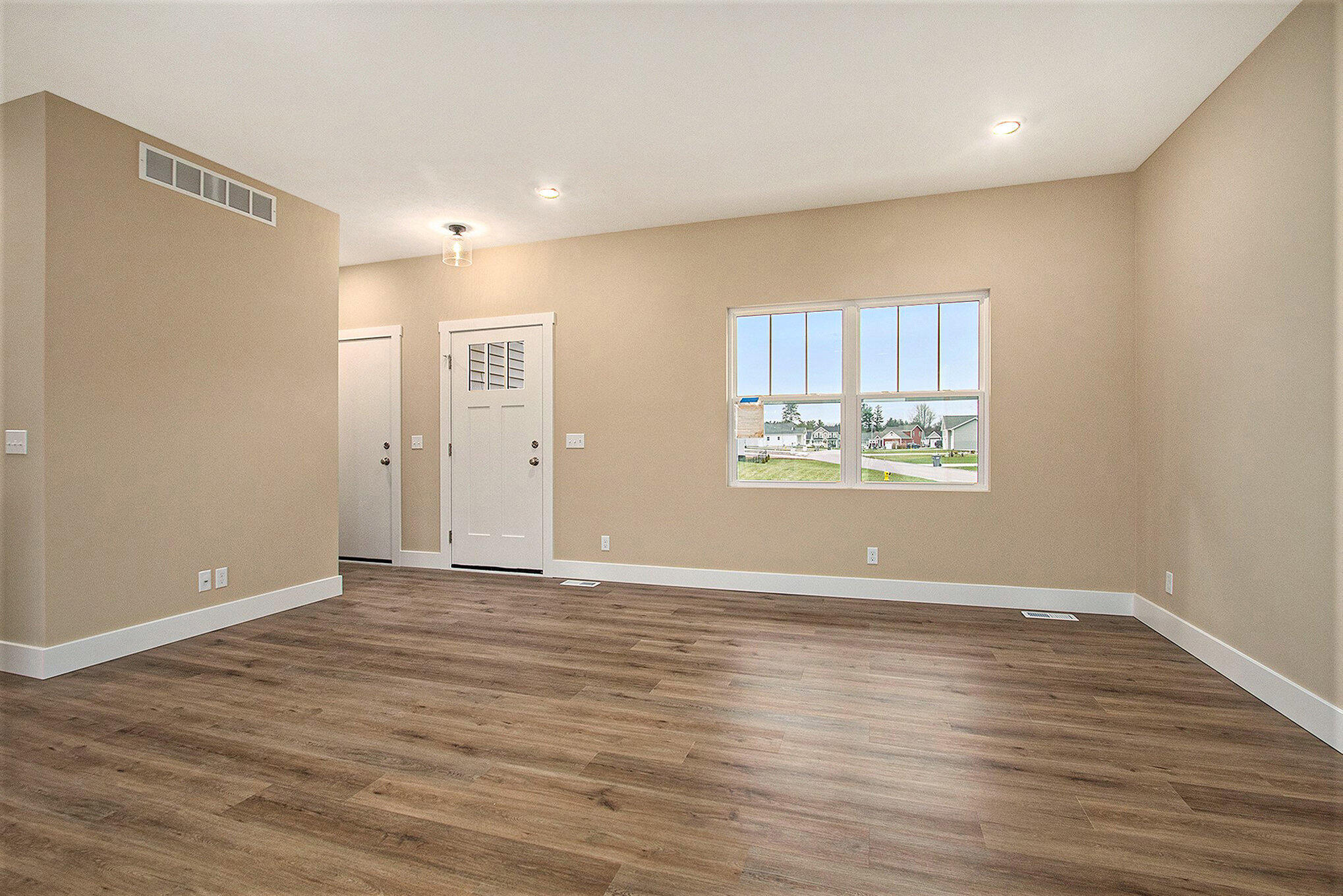 2537 Hawk Drive Property Photo 3