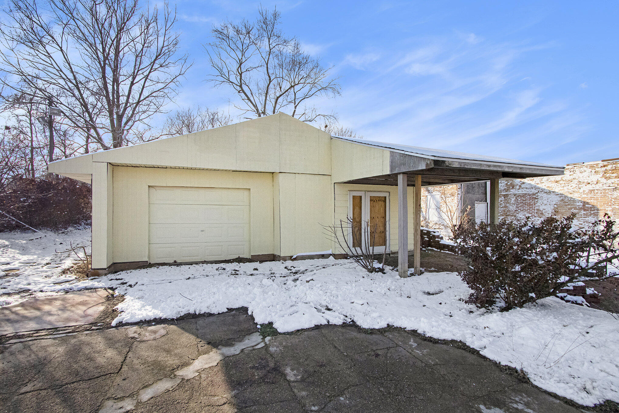 366 Pipestone Street Property Photo 1