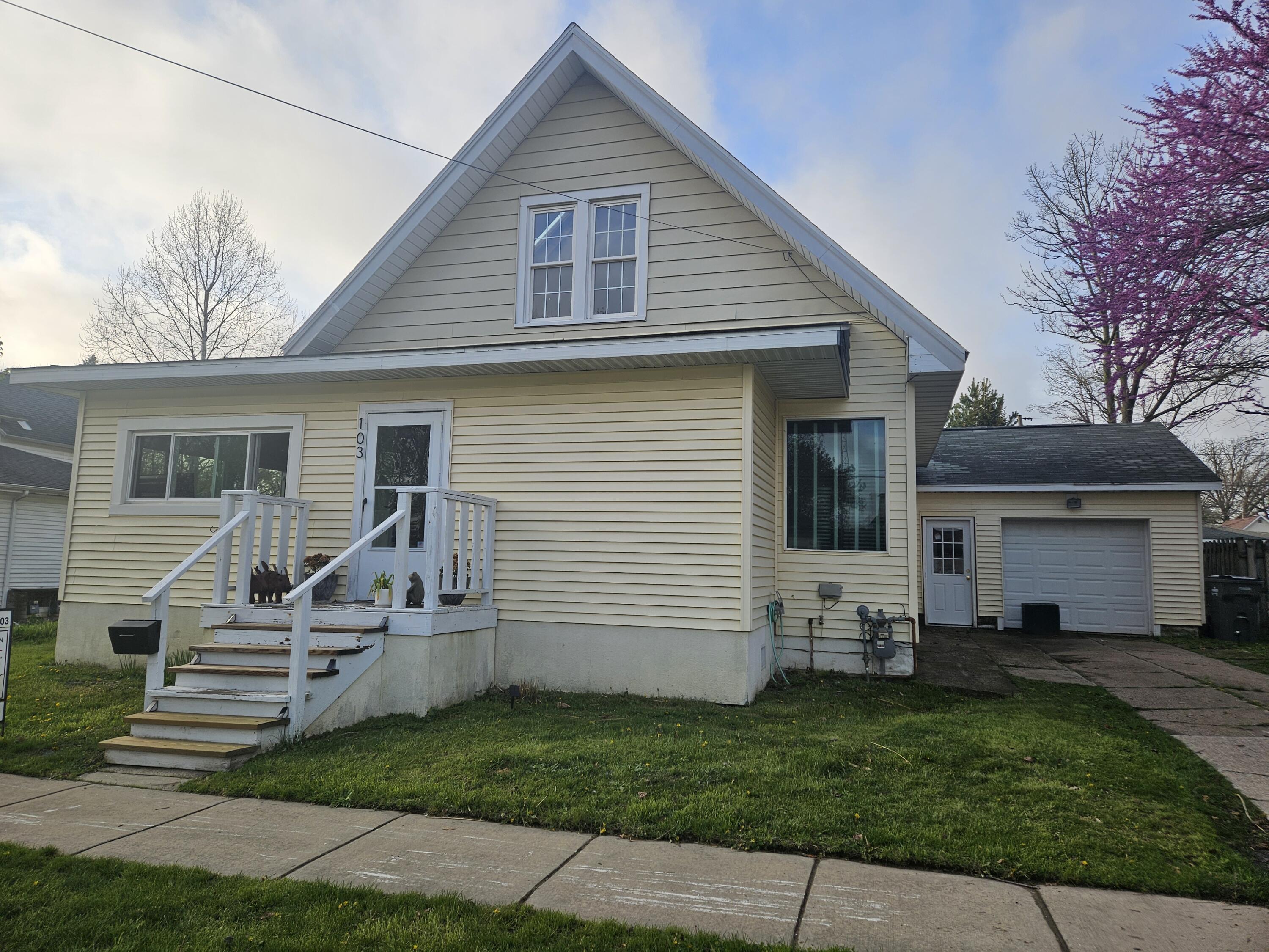 103 E Maple Street Property Photo