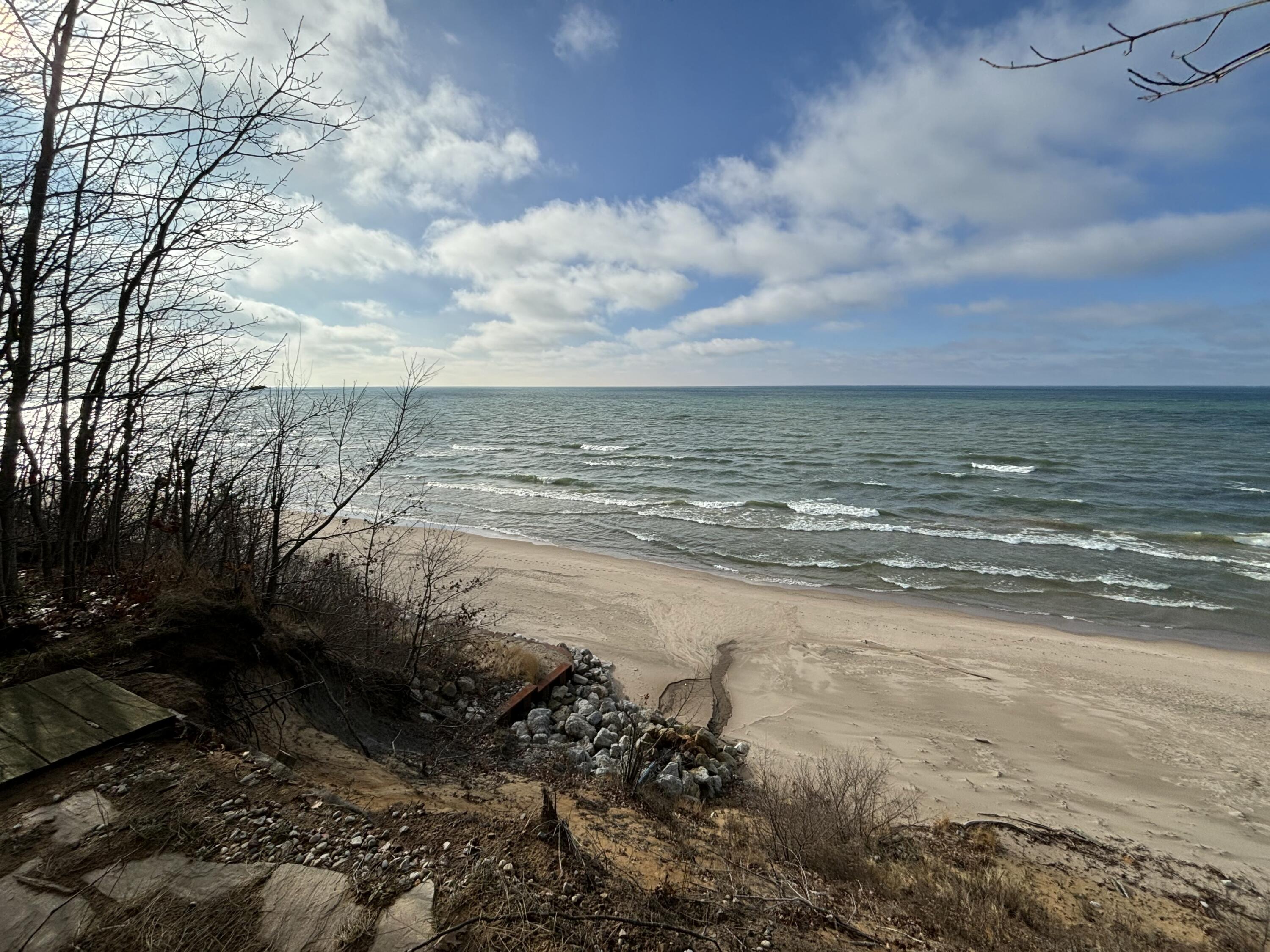 2560 Lakeshore Drive Property Photo 3