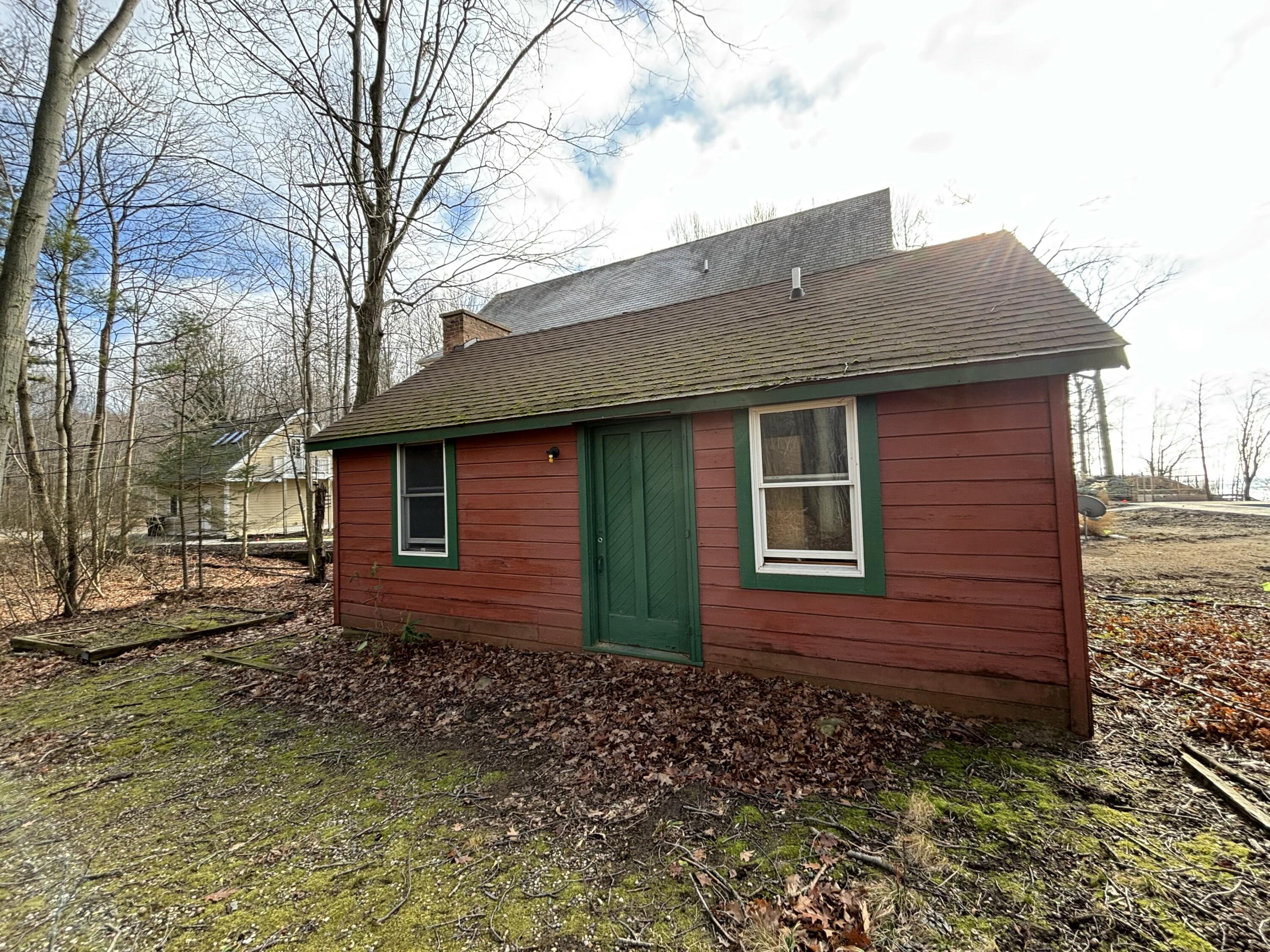 2560 Lakeshore Drive Property Photo 4