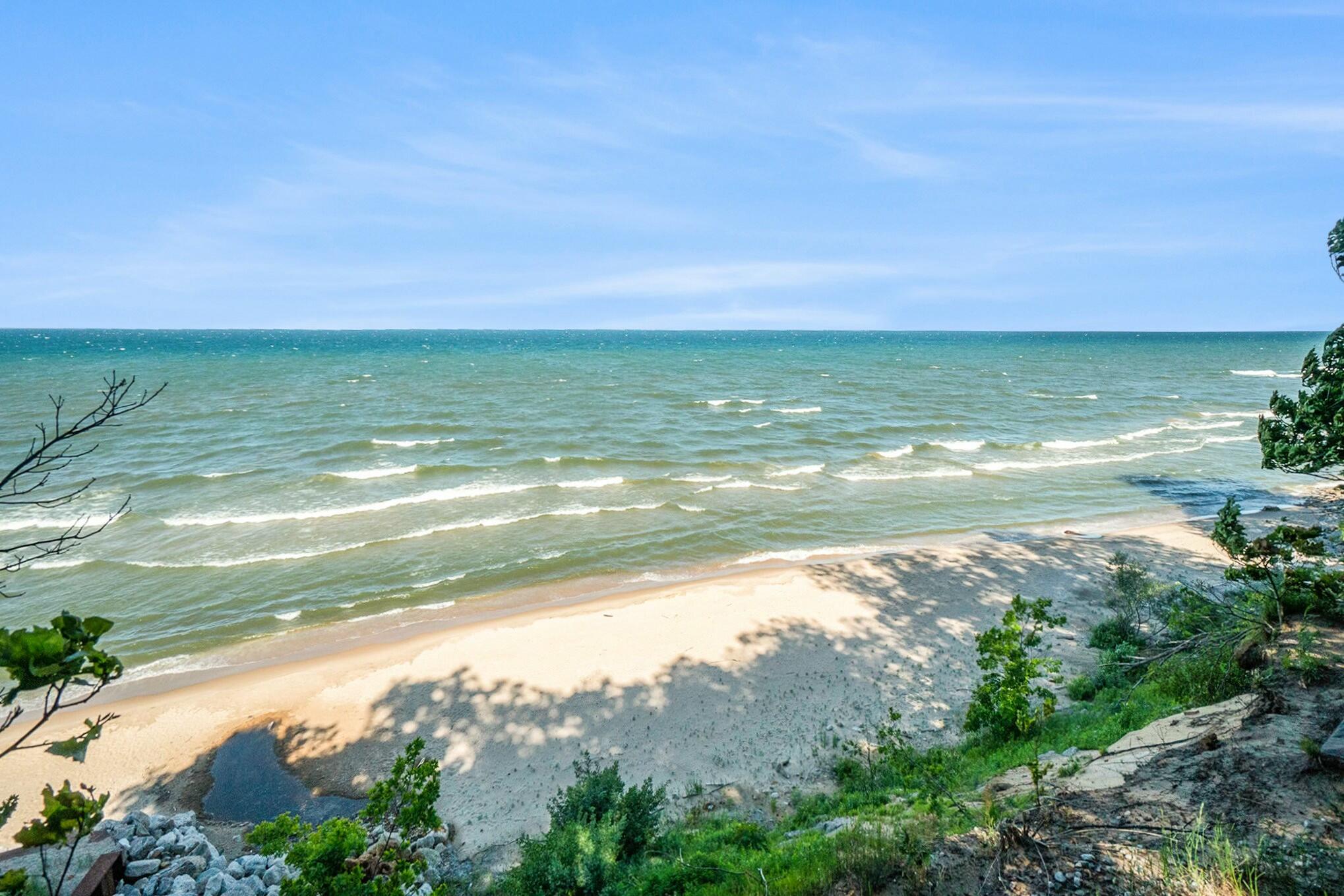 2560 Lakeshore Drive Property Photo 7