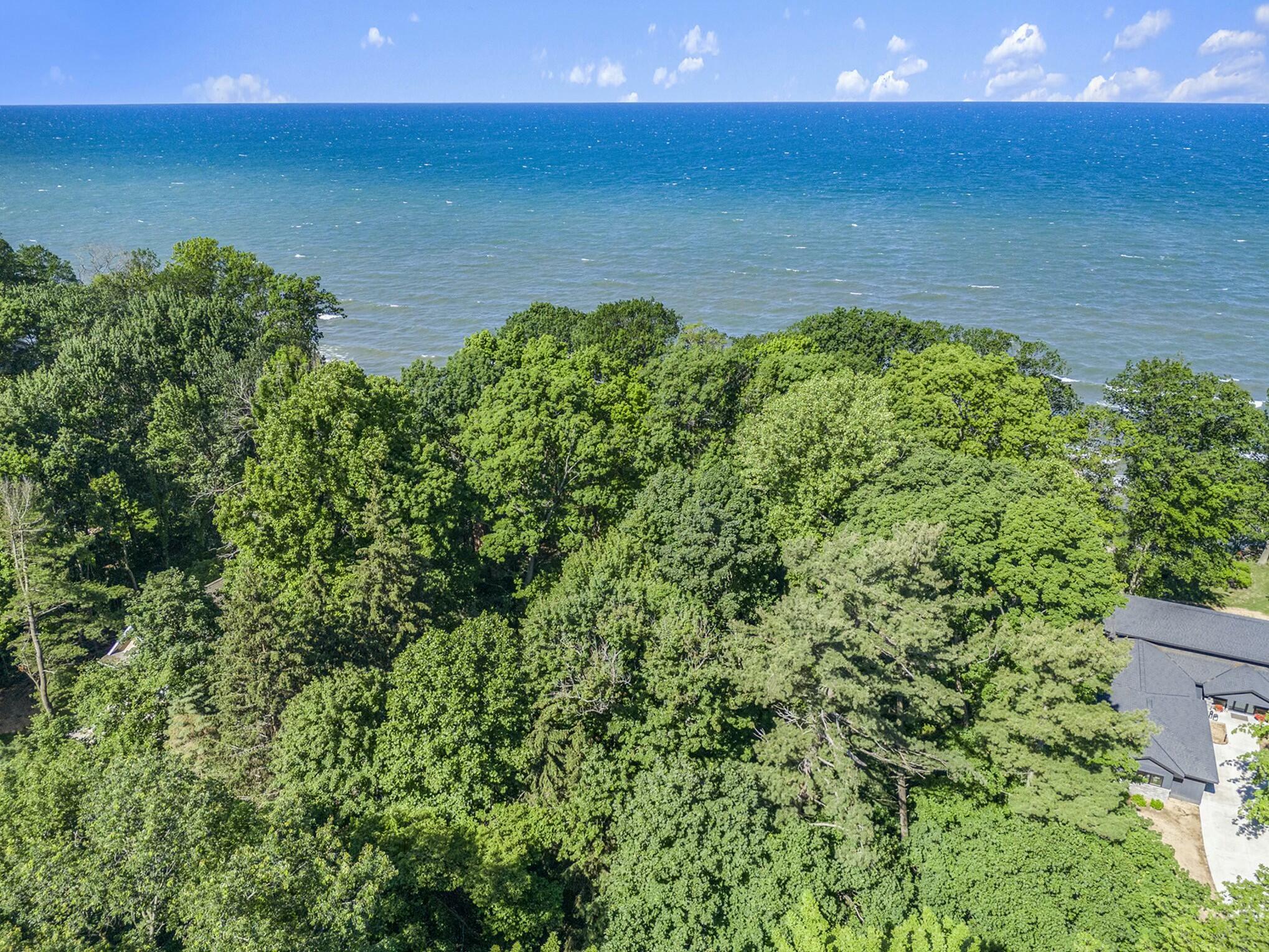 2560 Lakeshore Drive Property Photo 8