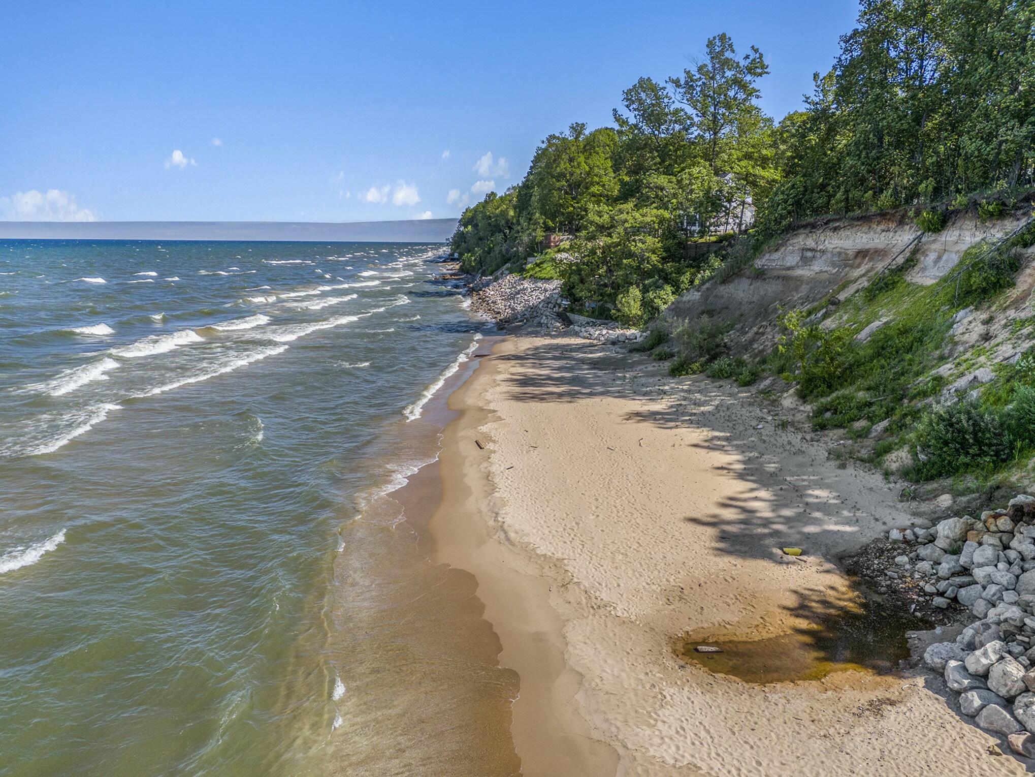 2560 Lakeshore Drive Property Photo 16