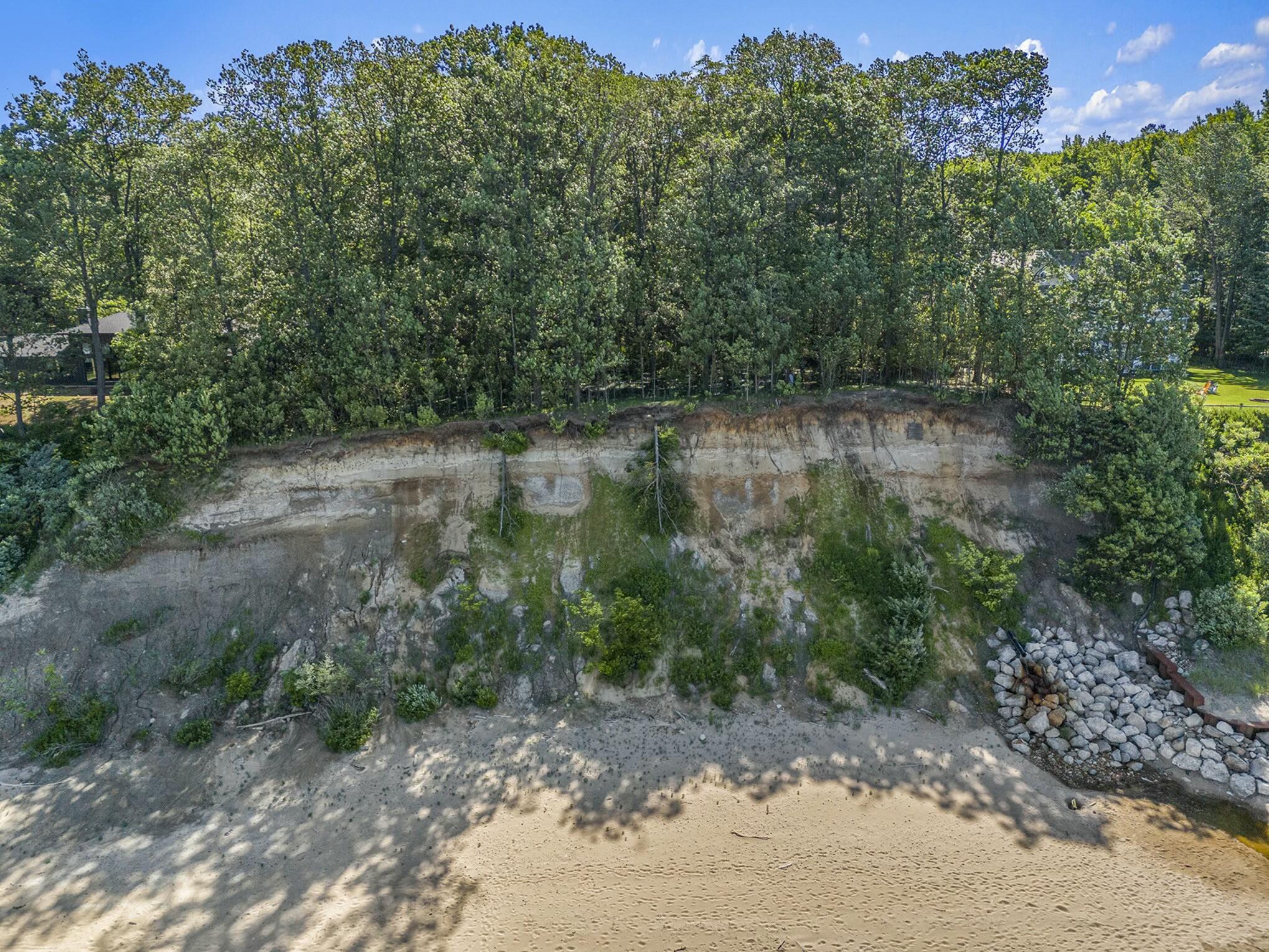 2560 Lakeshore Drive Property Photo 18