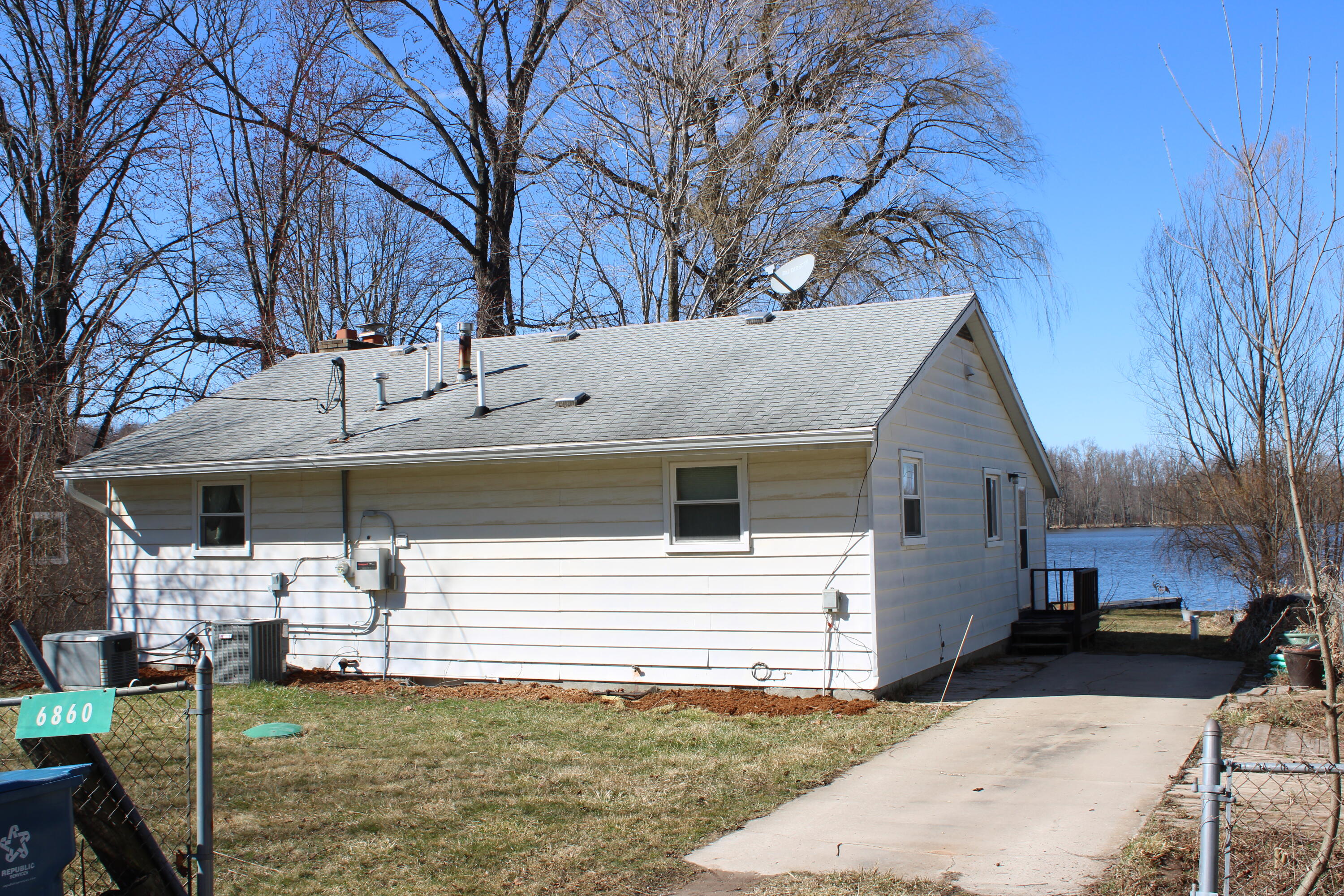 6860 Lakeview Drive Property Photo