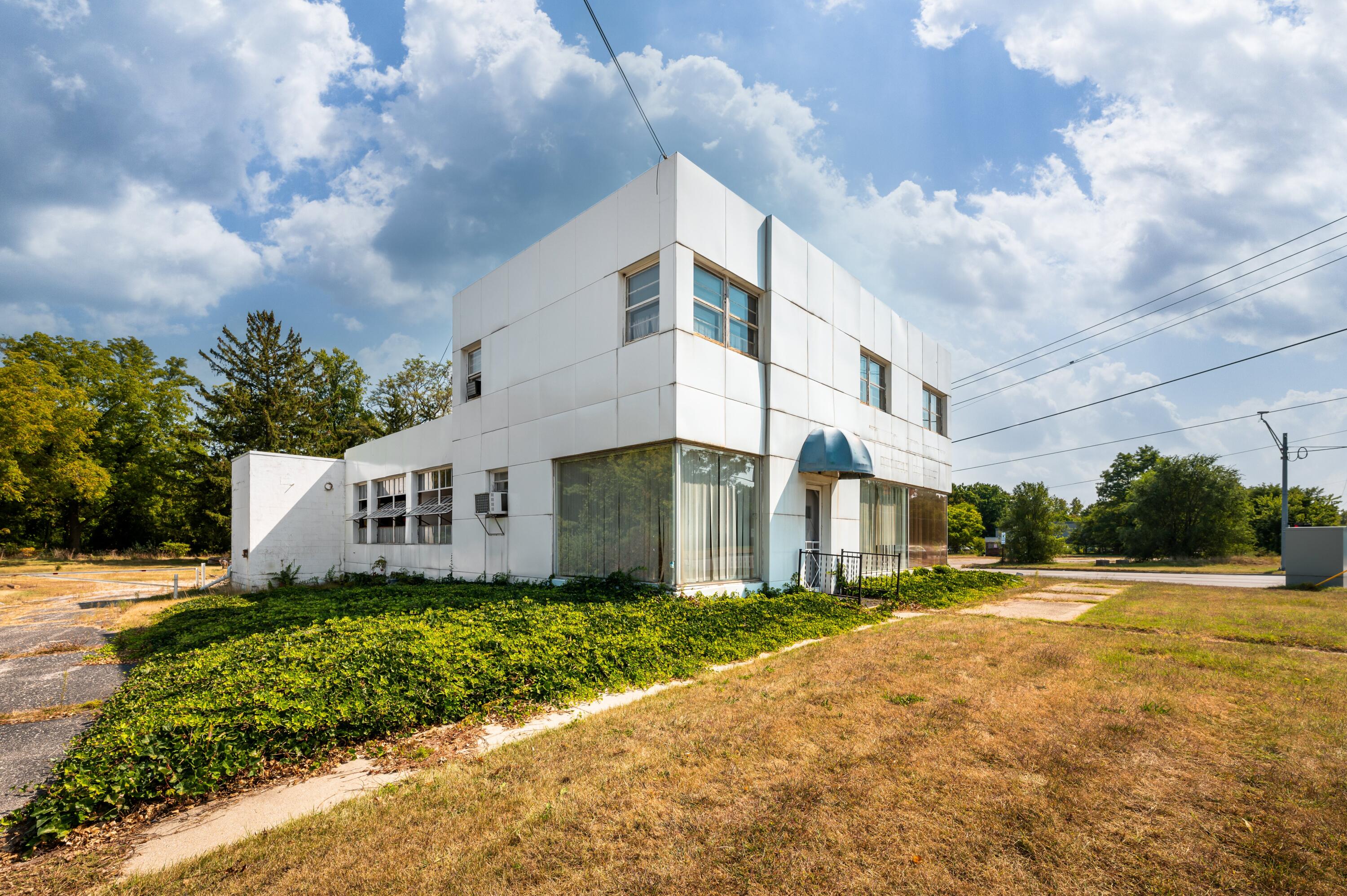 1559 Pipestone Road Property Photo 3