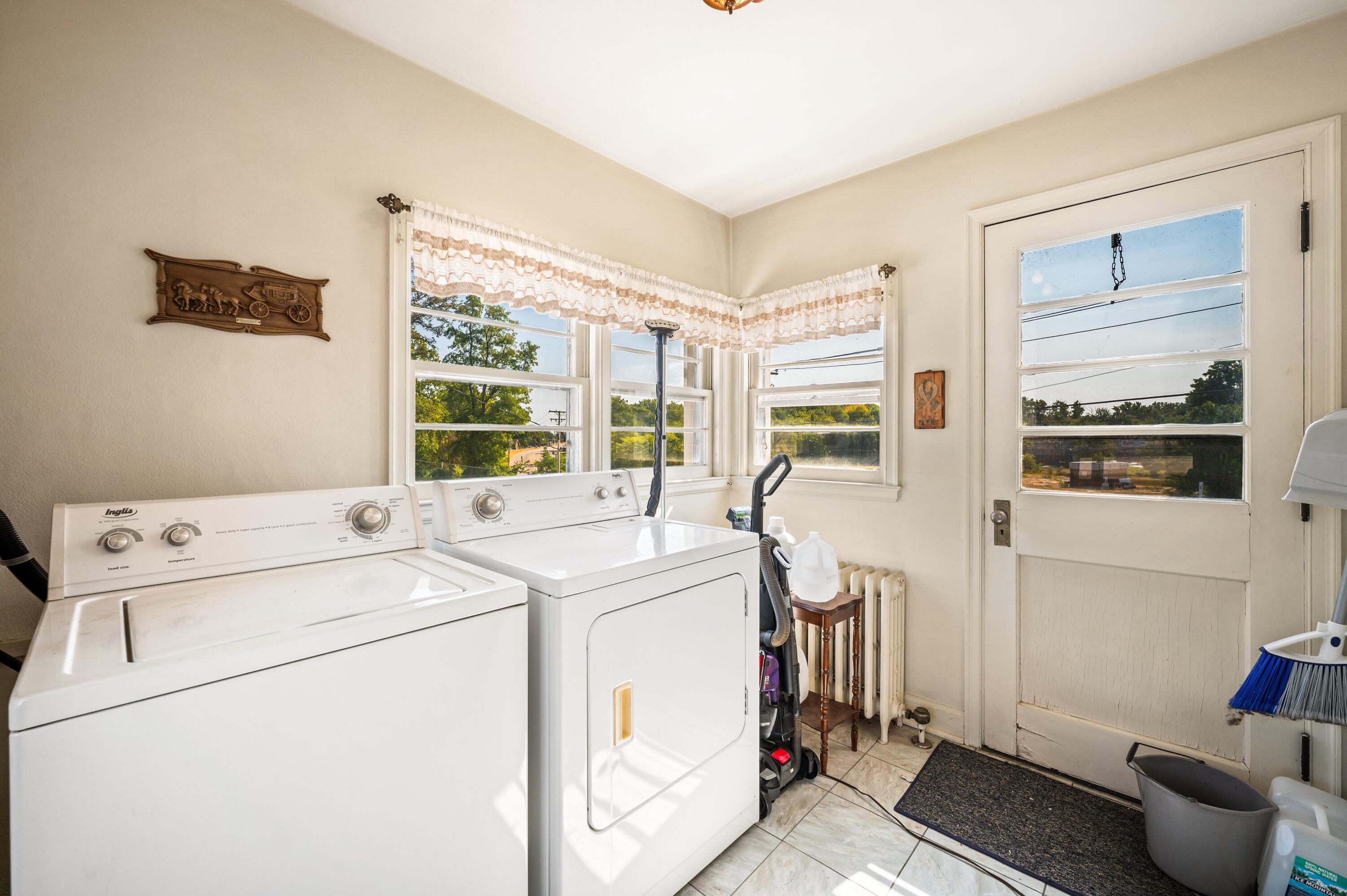 1559 Pipestone Road Property Photo 10