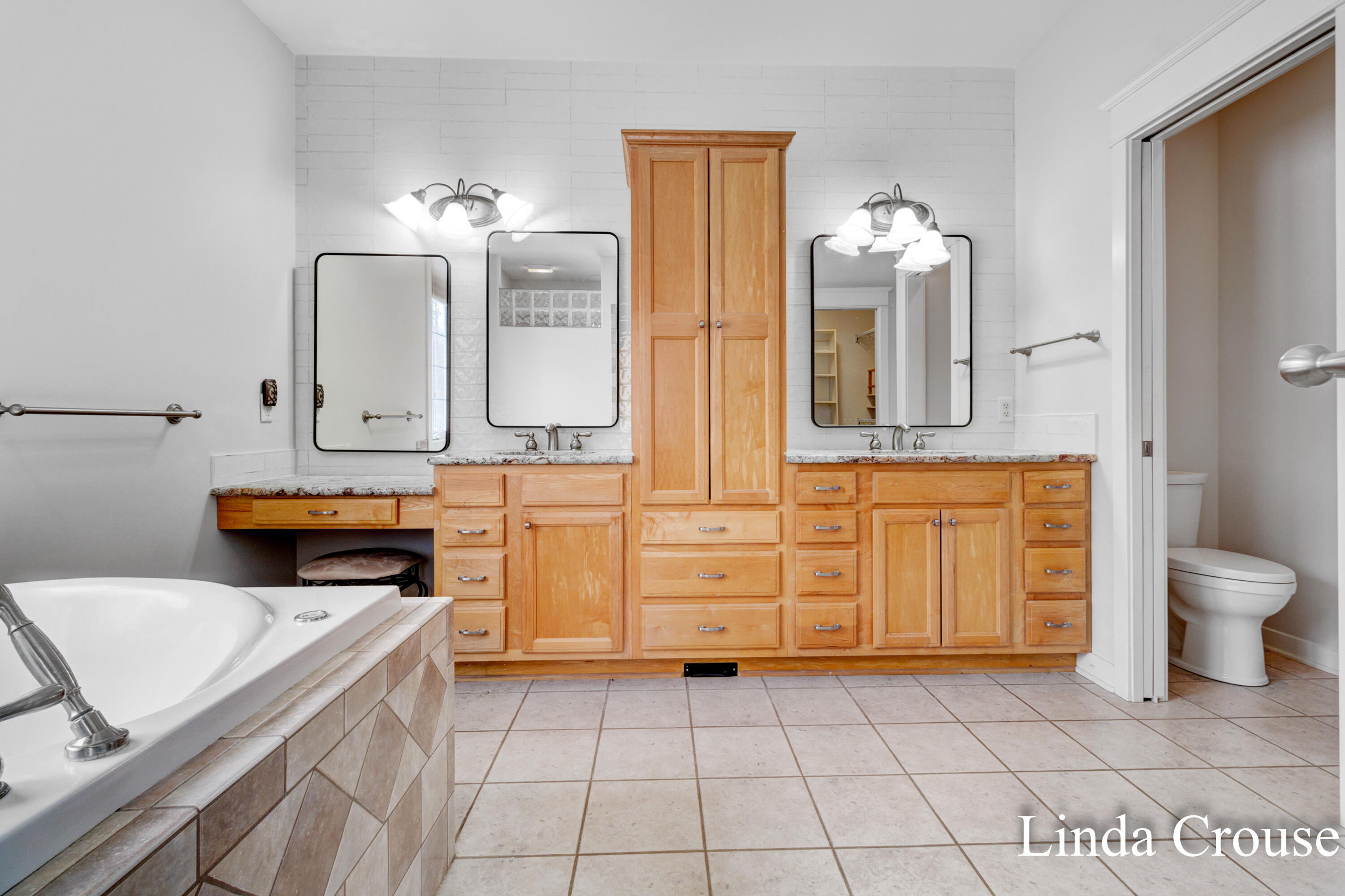 10940 Derick Drive Property Photo 27