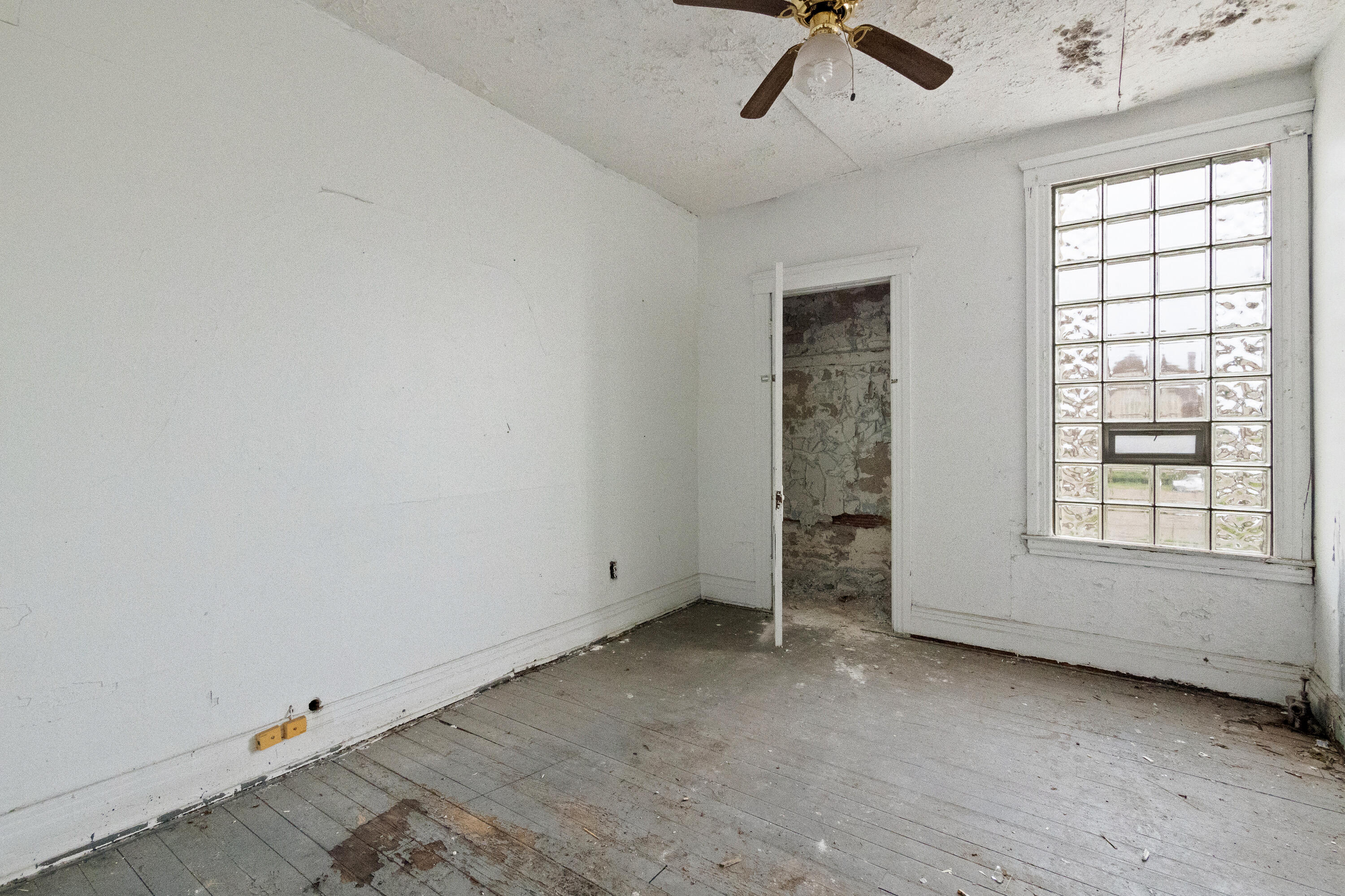 9392 Mack Avenue Property Photo 8