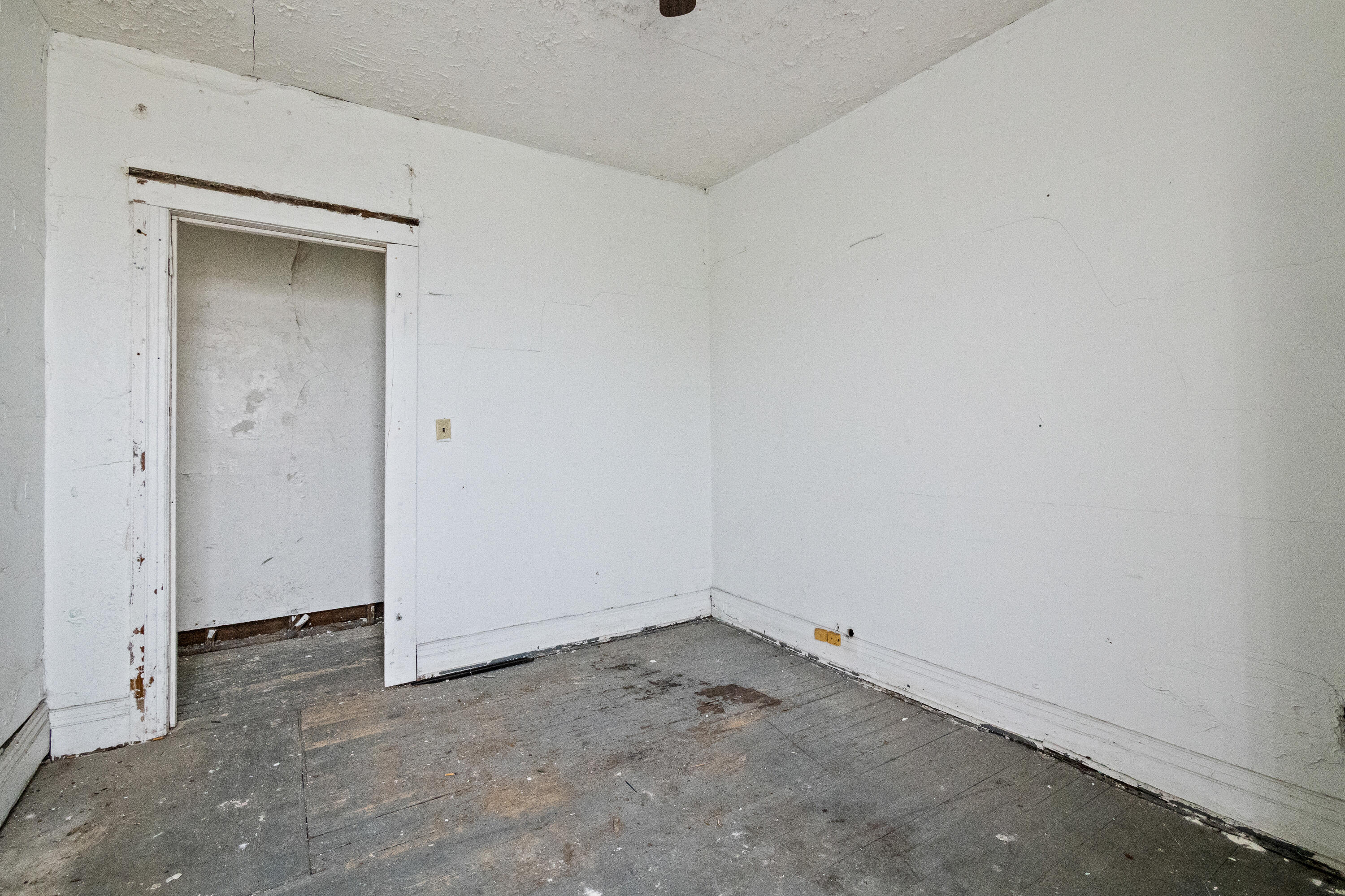 9392 Mack Avenue Property Photo 9