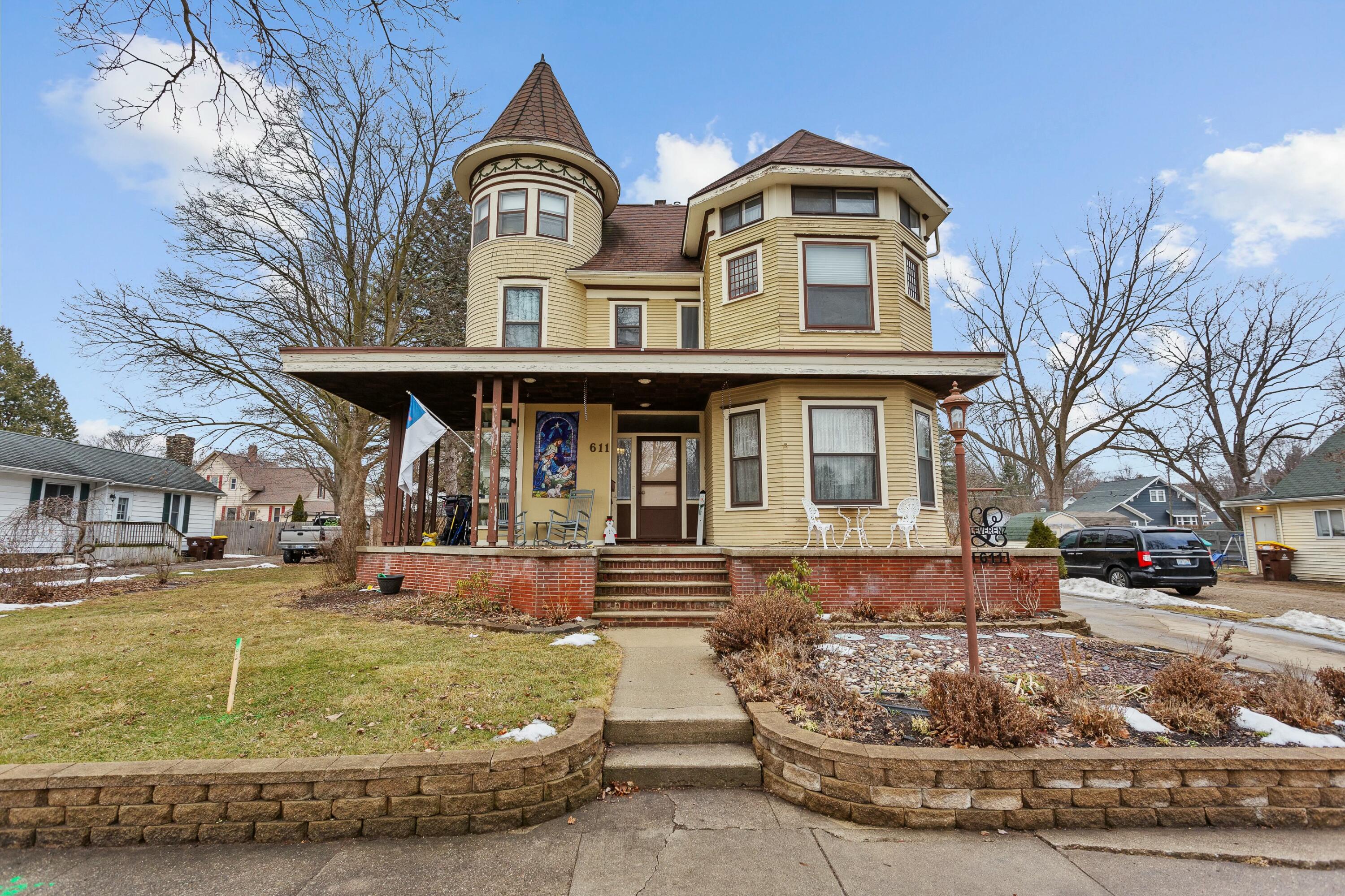 611 Pine Avenue Property Photo