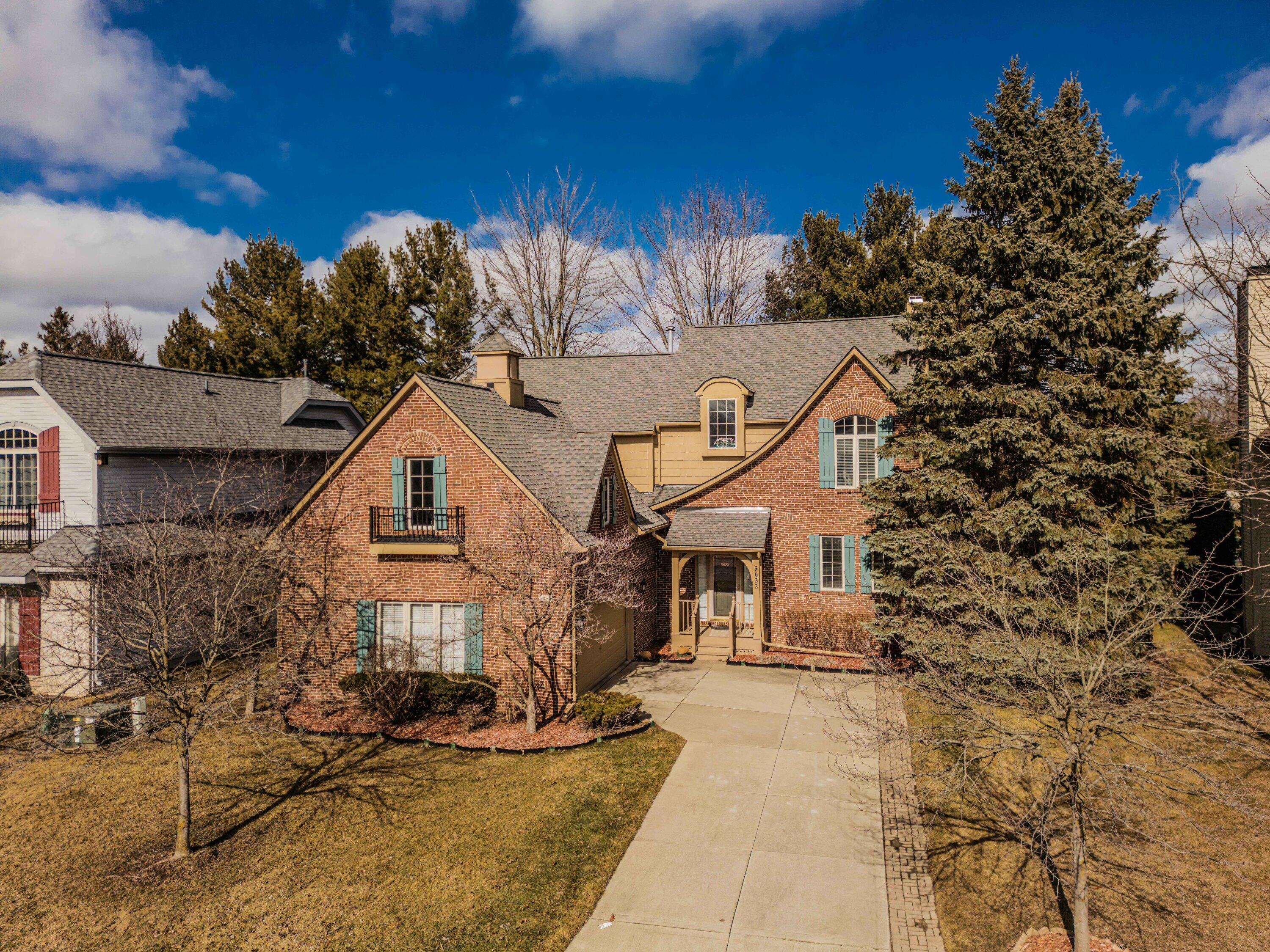 5622 Versailles Avenue E Property Photo