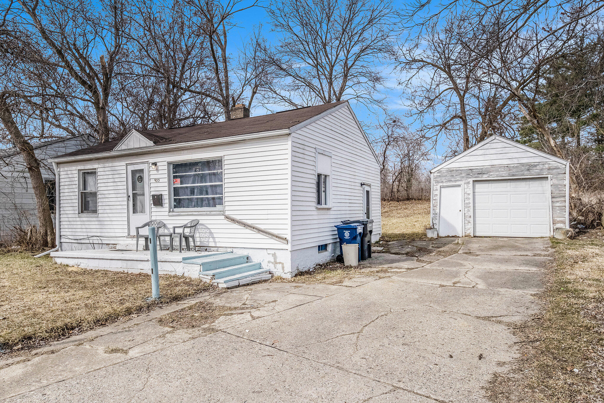 933 E Foss Avenue Property Photo