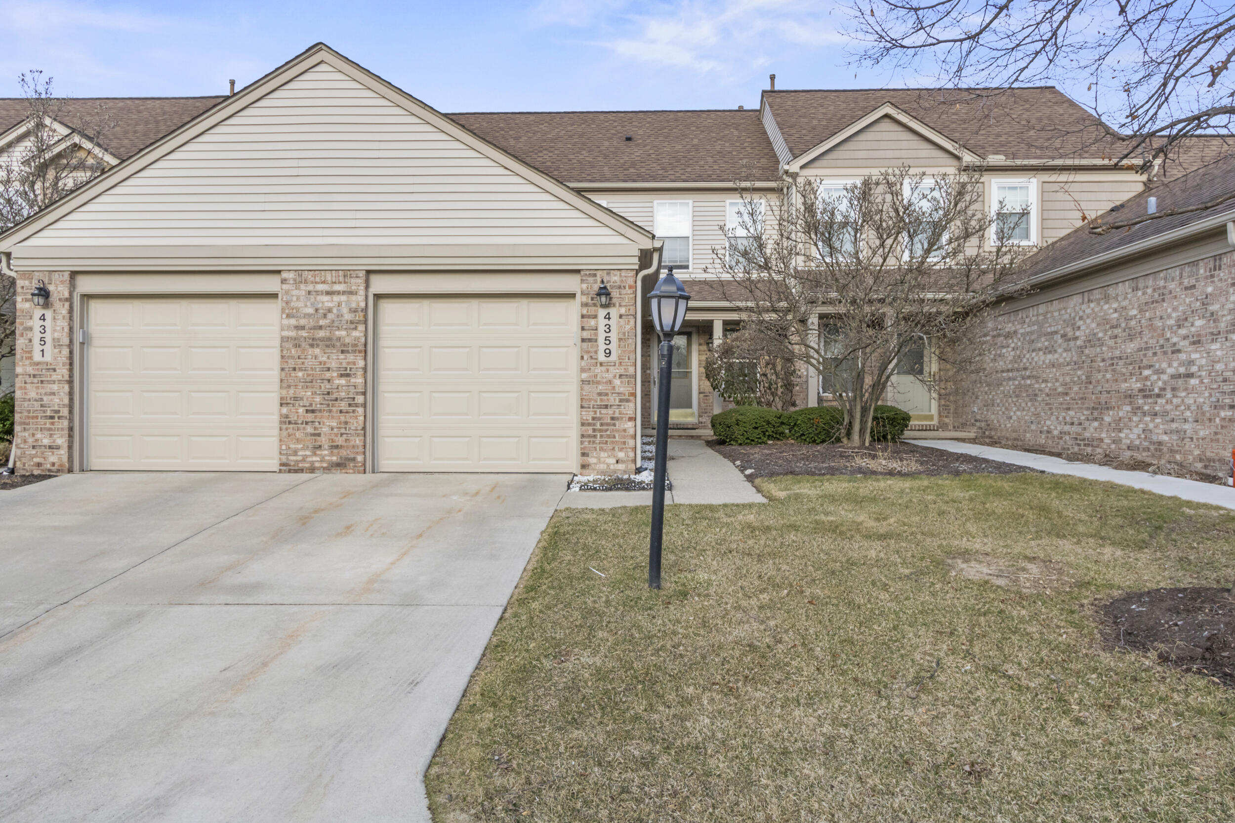 4359 Hunters Circle W Property Photo