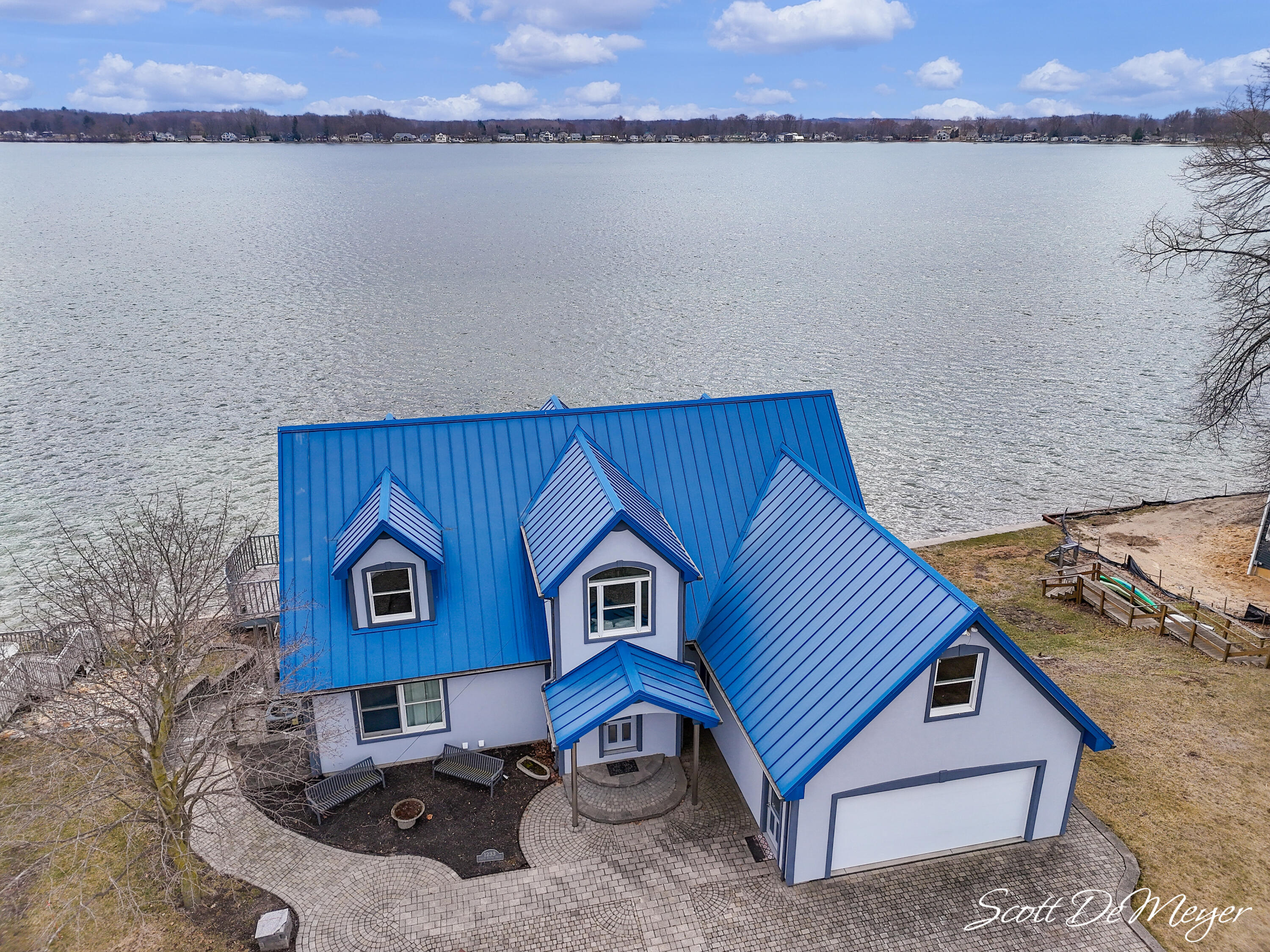 1233 N Shore Drive Property Photo