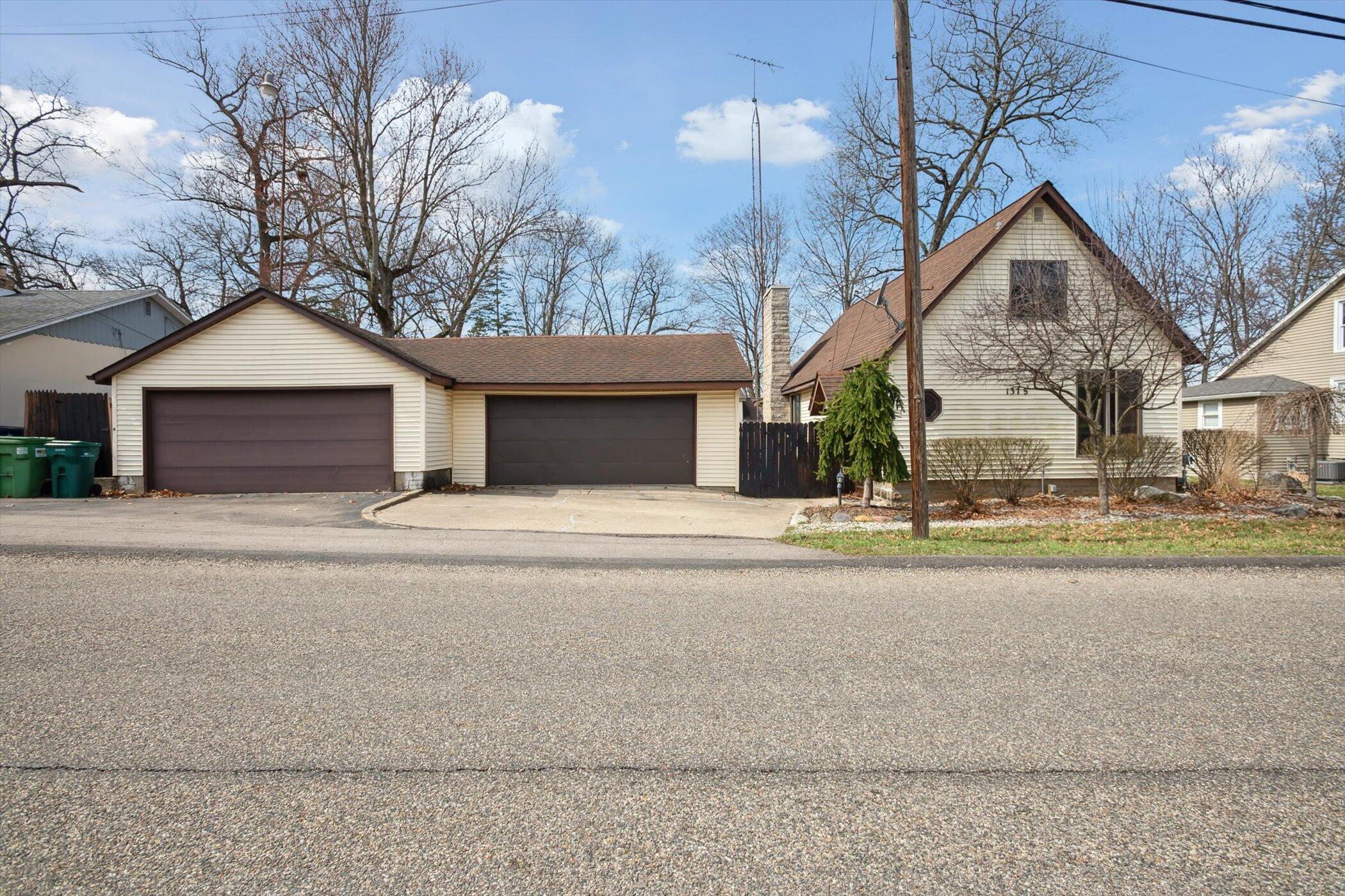 1375 Woodland Beach Property Photo