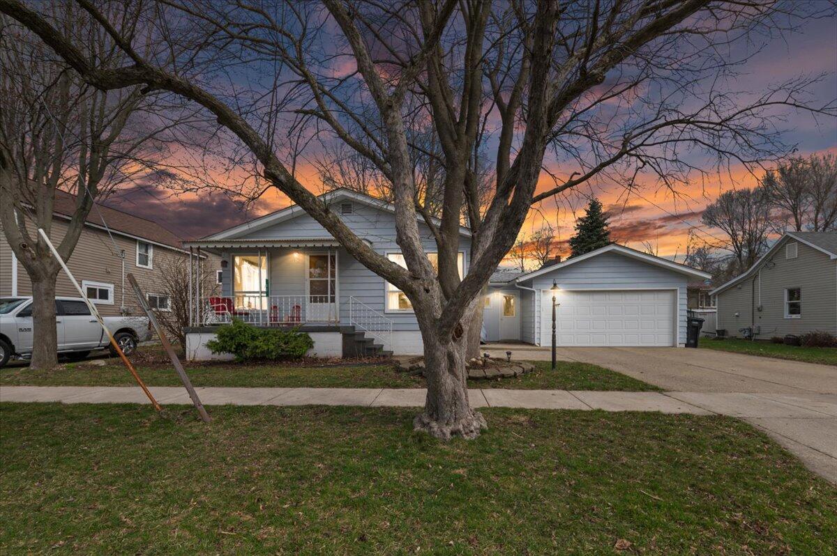 83 E Elm Street Property Photo