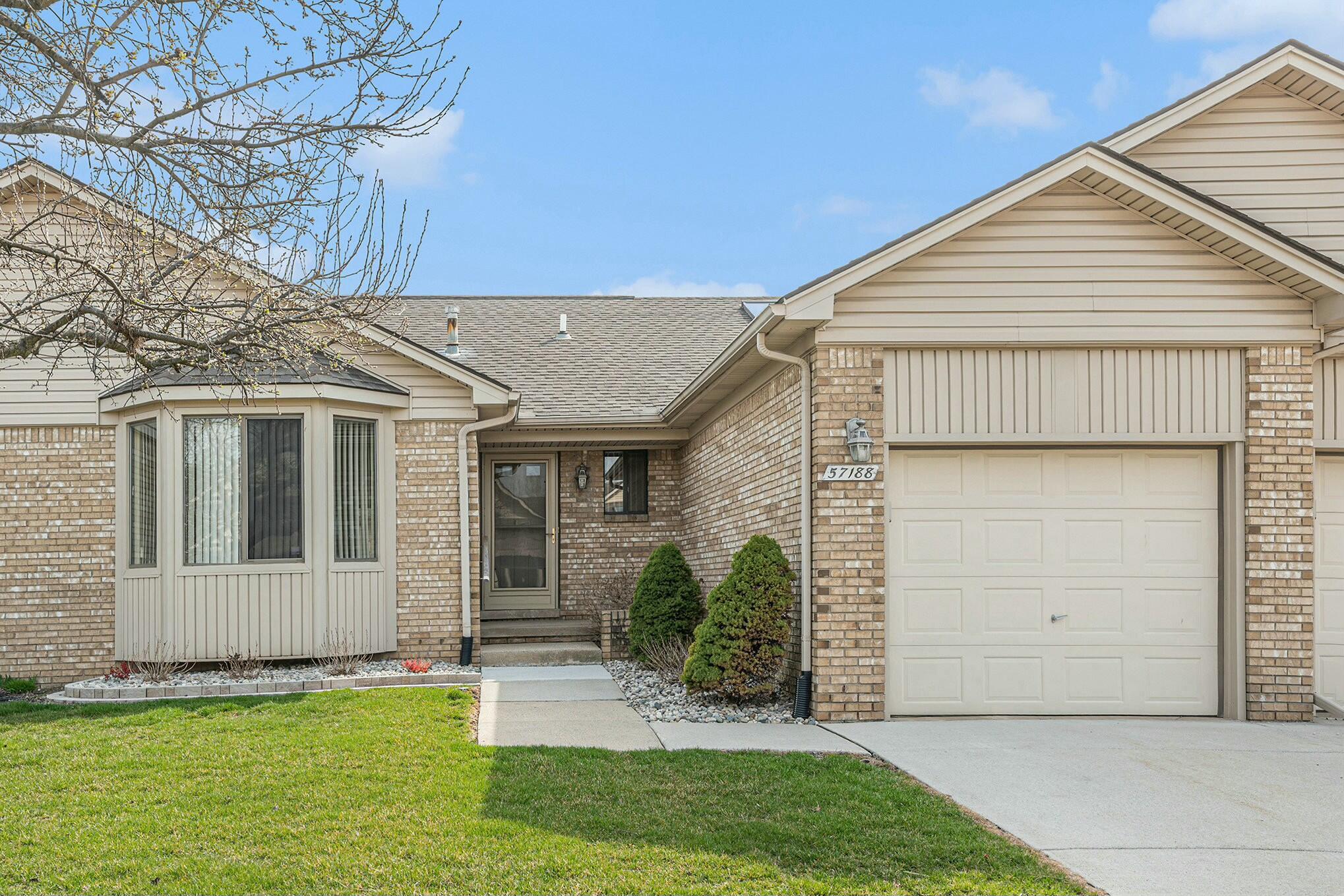 57188 Silver Maple Property Photo 2