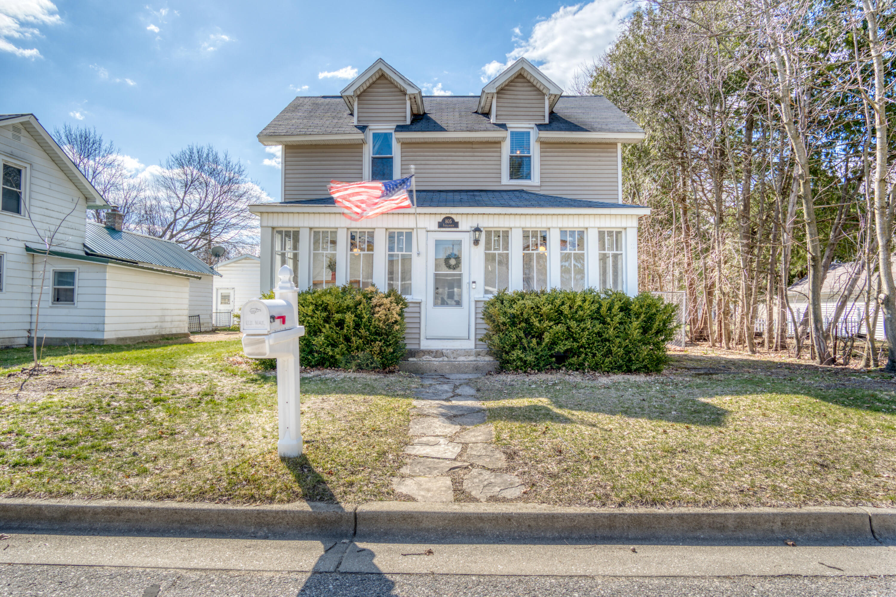 805 Farnsworth Street Property Photo